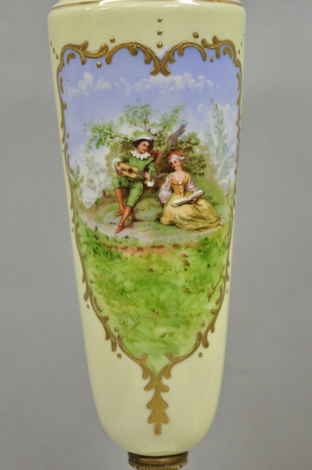 Antiguo Renacimiento Francés Esbelta Urna de Porcelana Pintada a Mano Lámparas de Mesa - Pareja en Bueno estado para la venta en Philadelphia, PA