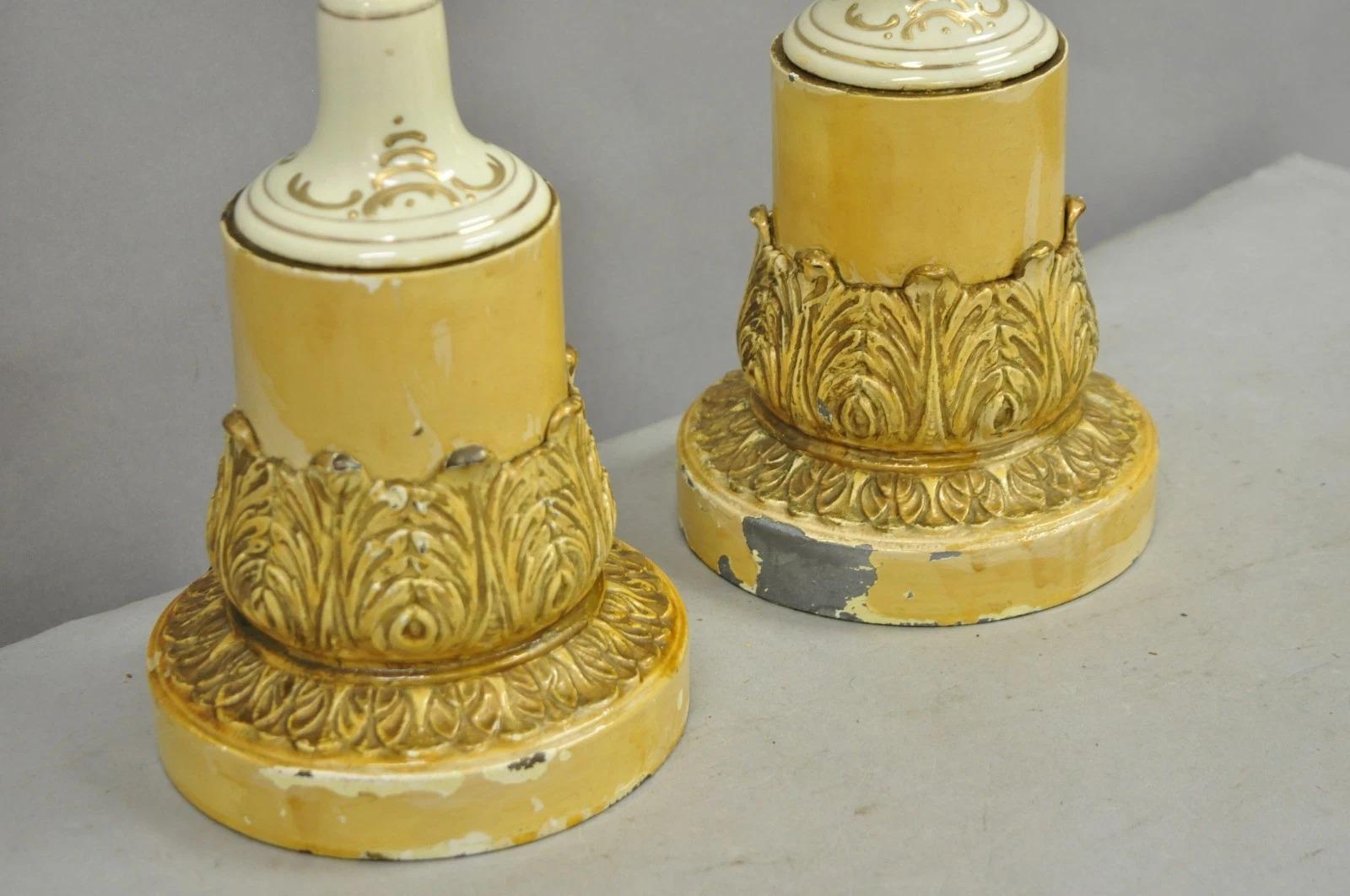 Antiguo Renacimiento Francés Esbelta Urna de Porcelana Pintada a Mano Lámparas de Mesa - Pareja Metal en venta