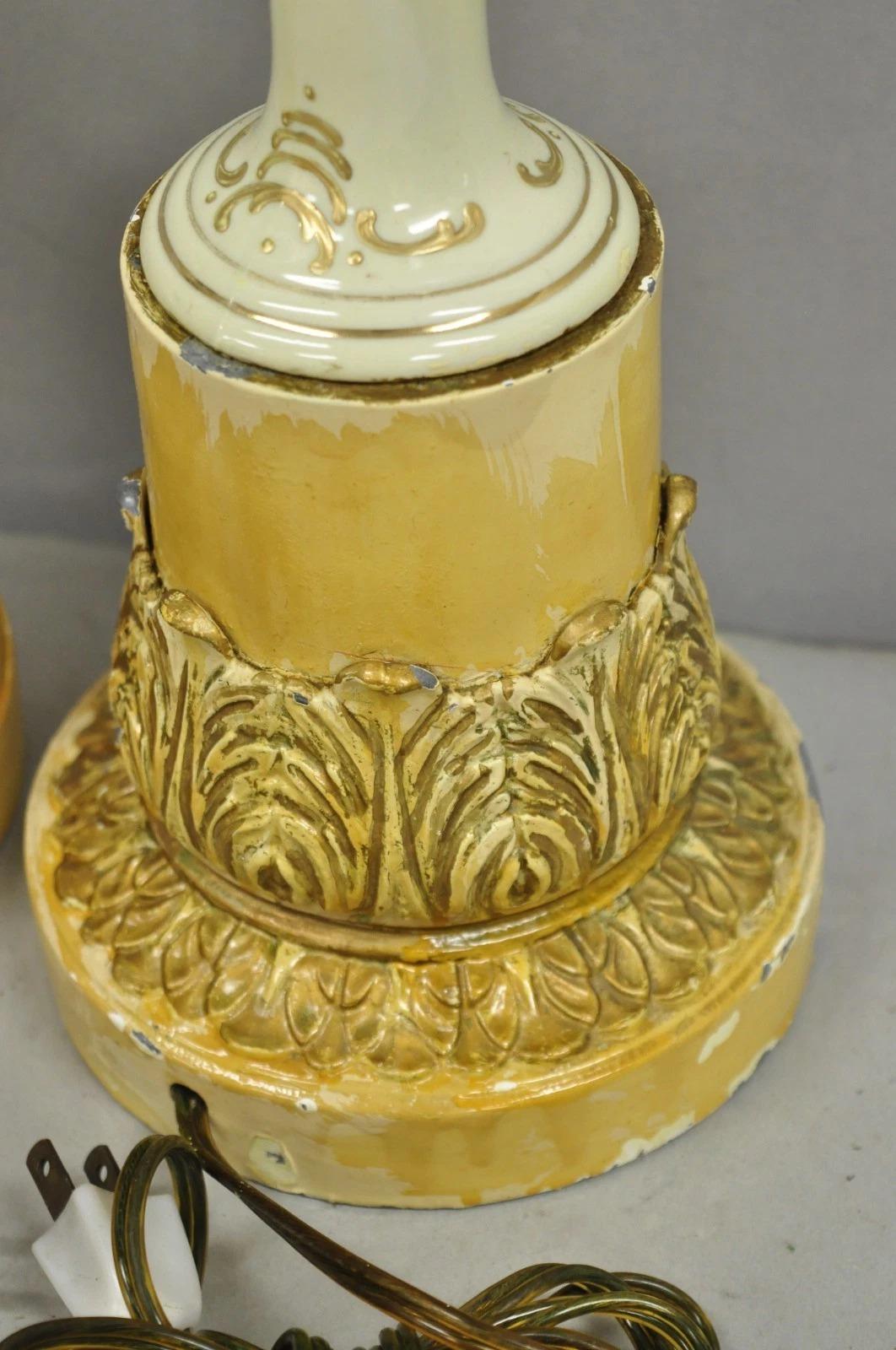 Antiguo Renacimiento Francés Esbelta Urna de Porcelana Pintada a Mano Lámparas de Mesa - Pareja en venta 1