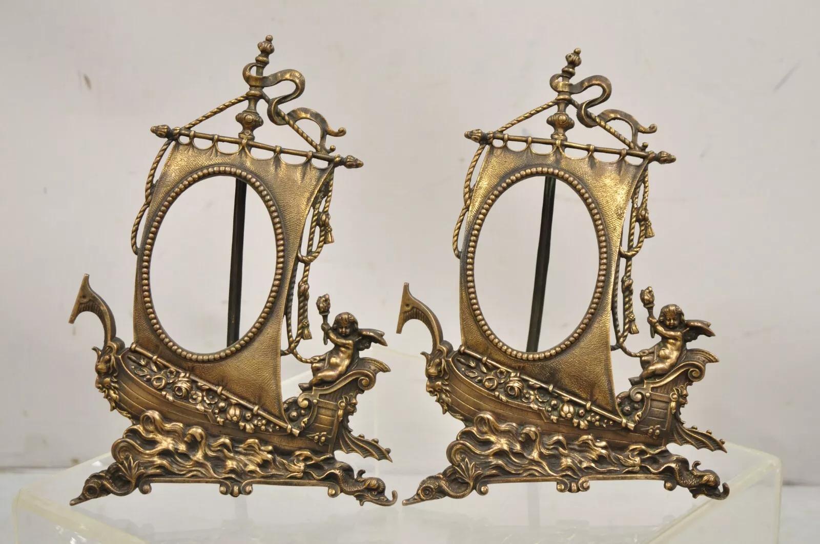 Antike Französisch Renaissance-Stil Cast Brass Oval figuralen Bilderrahmen mit Schiff und Cherub. Das Angebot gilt für (1) Rahmen. Derzeit 2 verfügbar*. CIRCA Anfang des 20. Jahrhunderts. Abmessungen: 13