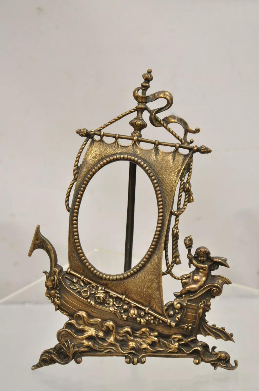 Antike French Renaissance Stil Messing ovalen Bilderrahmen mit Schiff und Cherub (Sonstiges) im Angebot