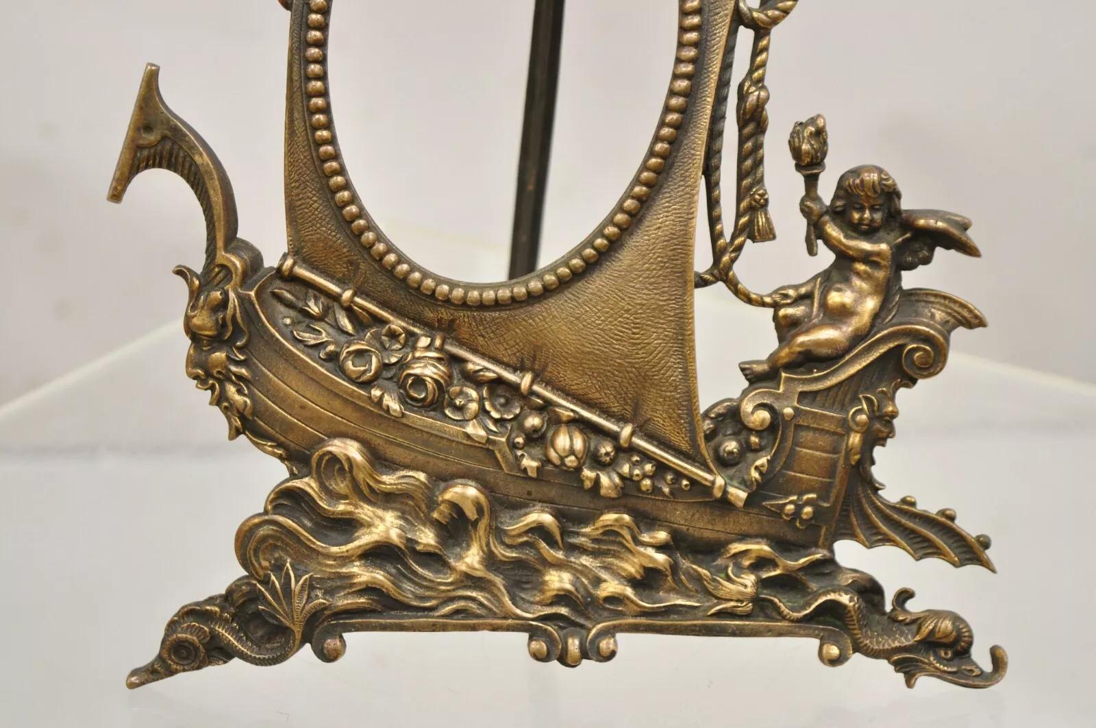 Antike French Renaissance Stil Messing ovalen Bilderrahmen mit Schiff und Cherub (Unbekannt) im Angebot