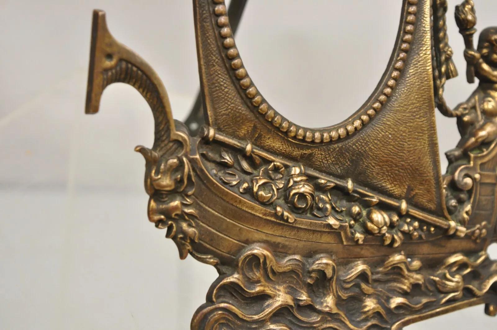 Antike French Renaissance Stil Messing ovalen Bilderrahmen mit Schiff und Cherub (20. Jahrhundert) im Angebot