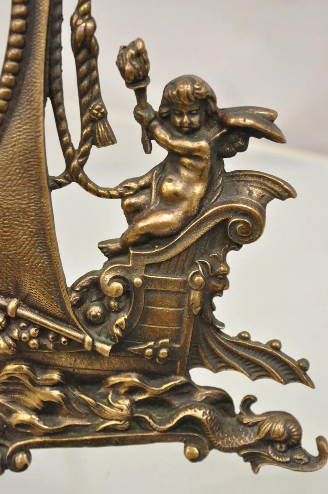 Antike French Renaissance Stil Messing ovalen Bilderrahmen mit Schiff und Cherub im Angebot 1