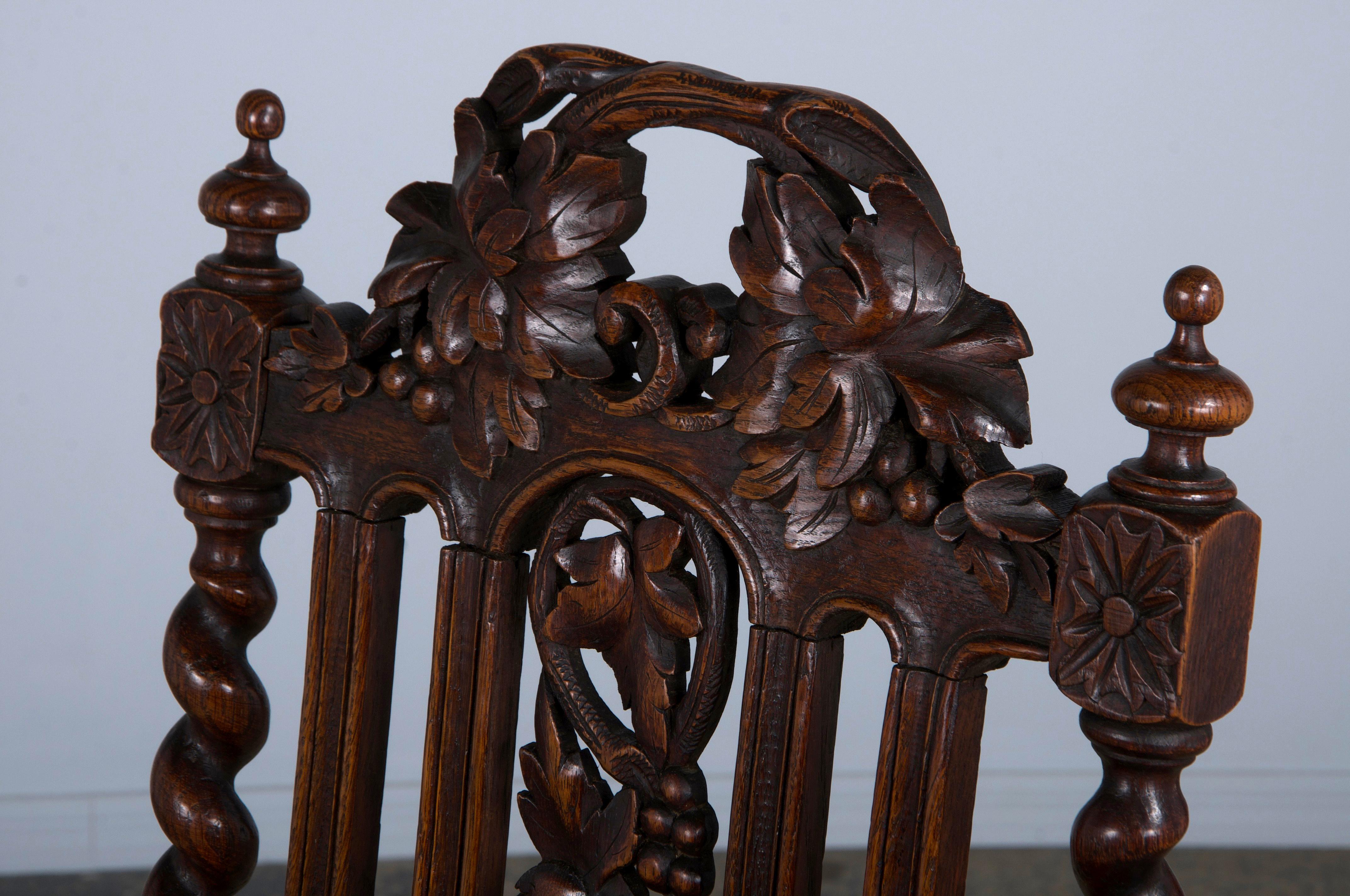 Antike French Renaissance Eiche Esszimmerstühle mit rotem Leder - Satz von 6 im Angebot 10