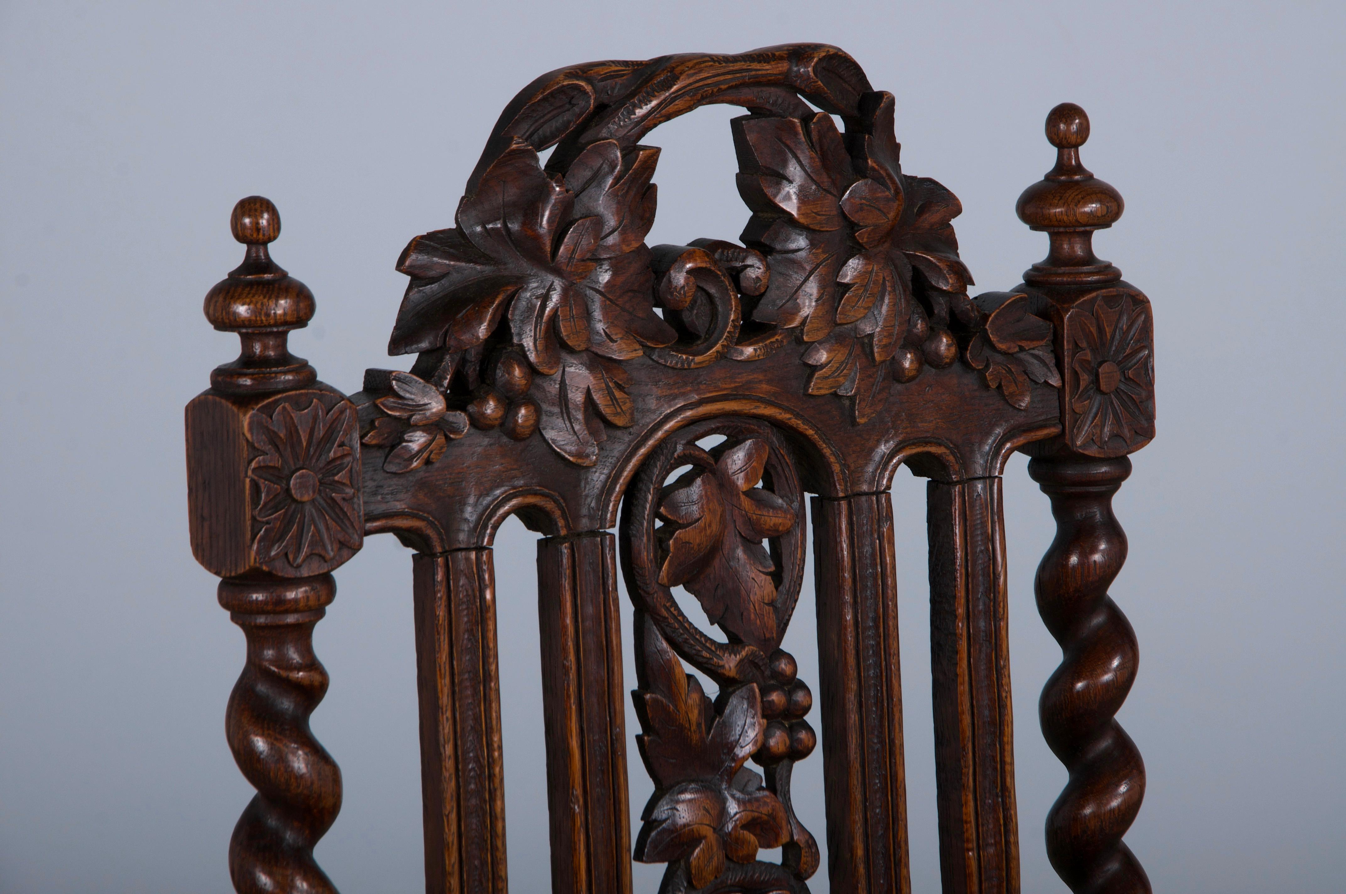 Antike French Renaissance Eiche Esszimmerstühle mit rotem Leder - Satz von 6 im Angebot 2