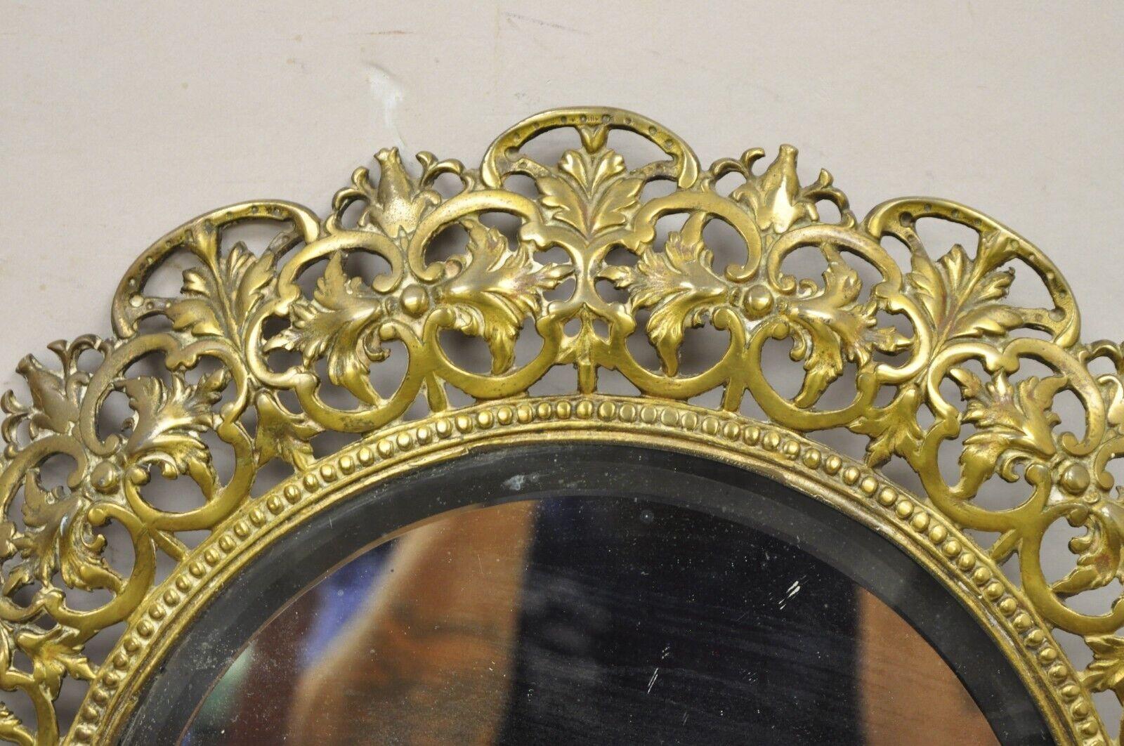 Début du 20ème siècle Antique French Renaissance Style Round Leafy Brass Frame Small Beveled Mirror en vente