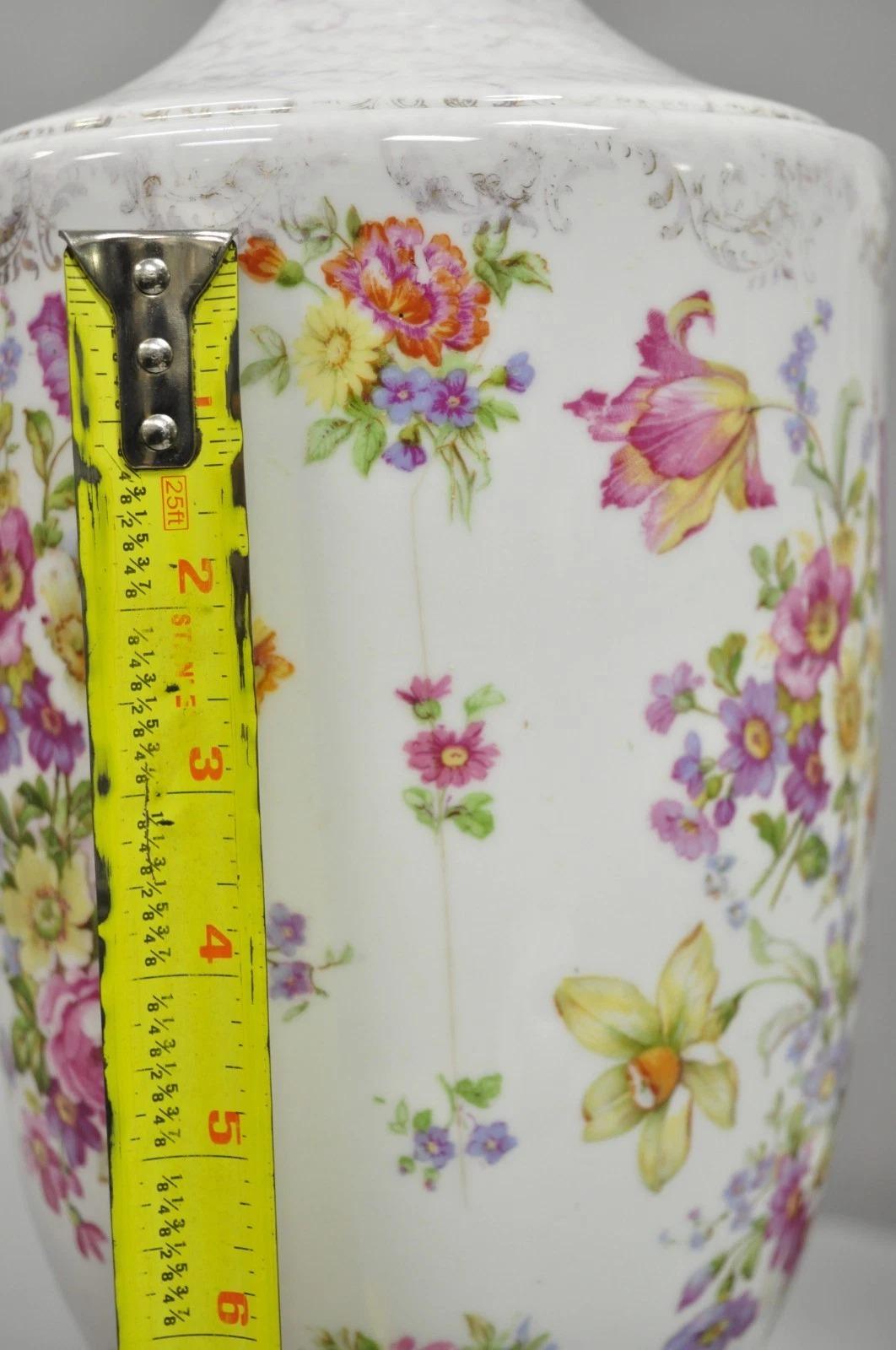 Antique French Renaissance Victorian Porcelain Urn Figural Cameo Table Lamp Pair en venta 3