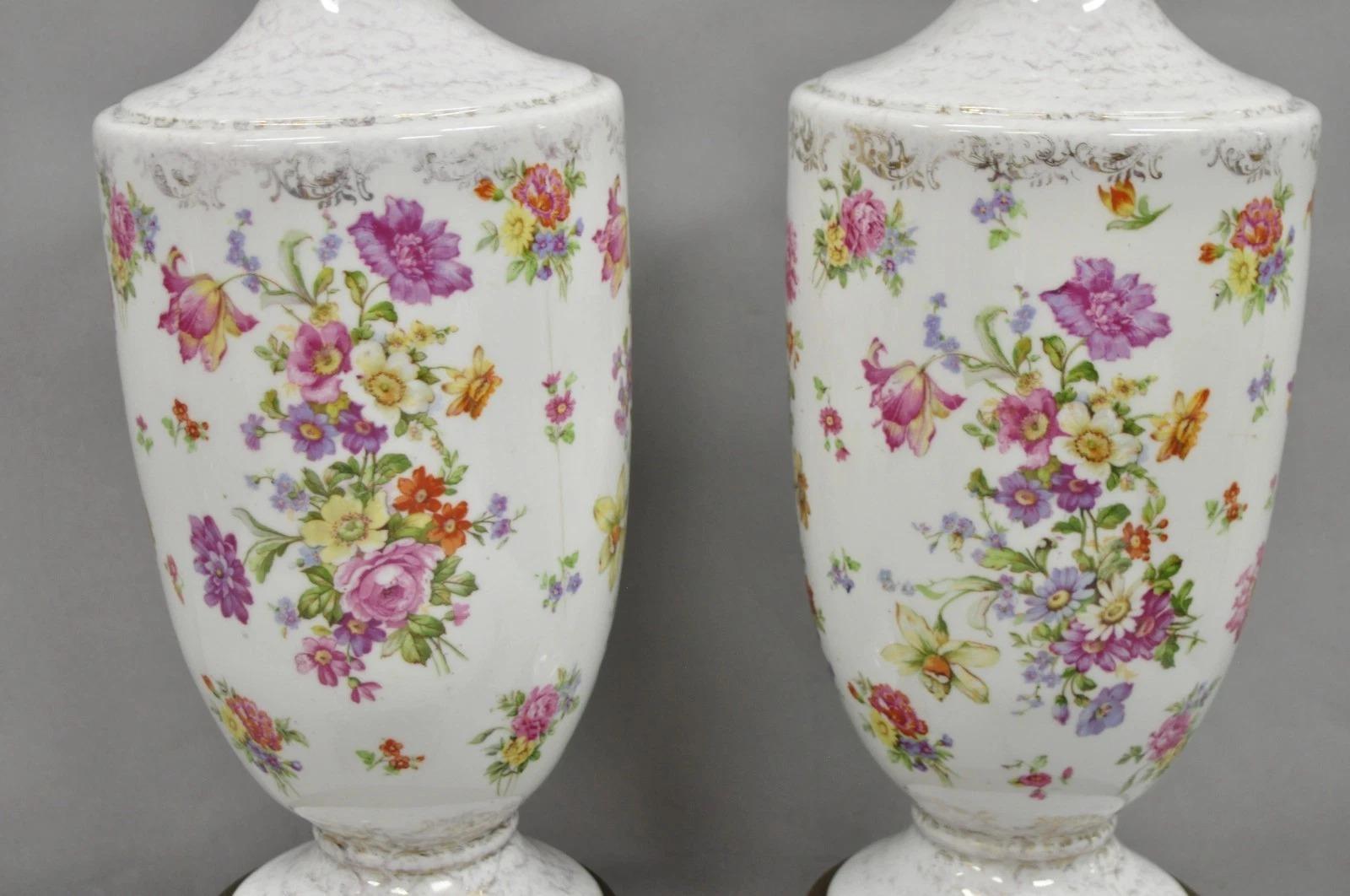 Antique French Renaissance Victorian Porcelain Urn Figural Cameo Table Lamp Pair en venta 5