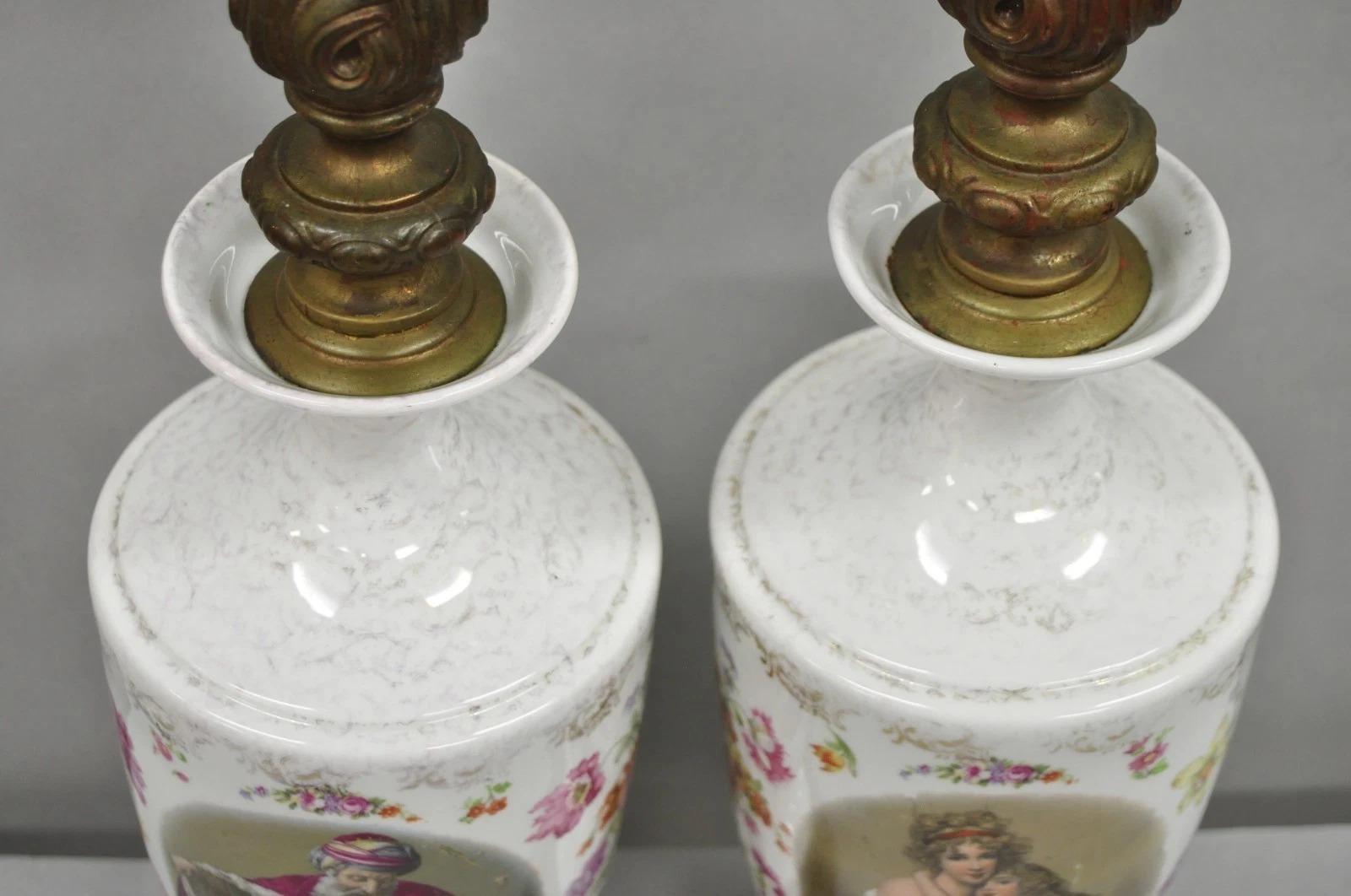Antique French Renaissance Victorian Porcelain Urn Figural Cameo Table Lamp Pair en venta 6