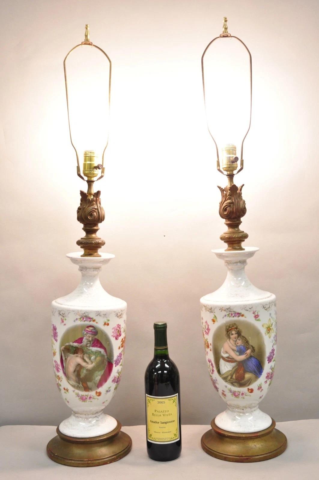 Antiguas Lámparas de Mesa de Porcelana Victoriana del Renacimiento Francés con Flores y Camafeos Originales Impresos por Transferencia sobre Bases de Madera Dorada - un Par. Principios del siglo XX. Medidas: 37,5