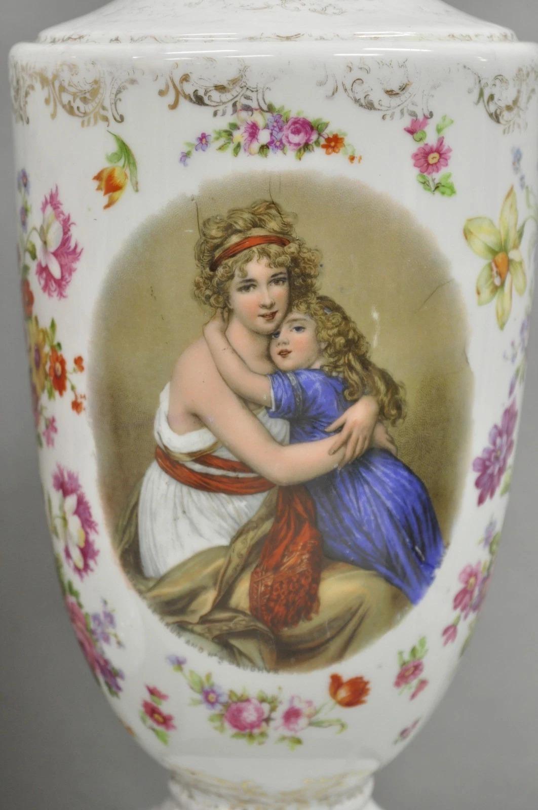 Antique French Renaissance Victorian Porcelain Urn Figural Cameo Table Lamp Pair siglo XX en venta