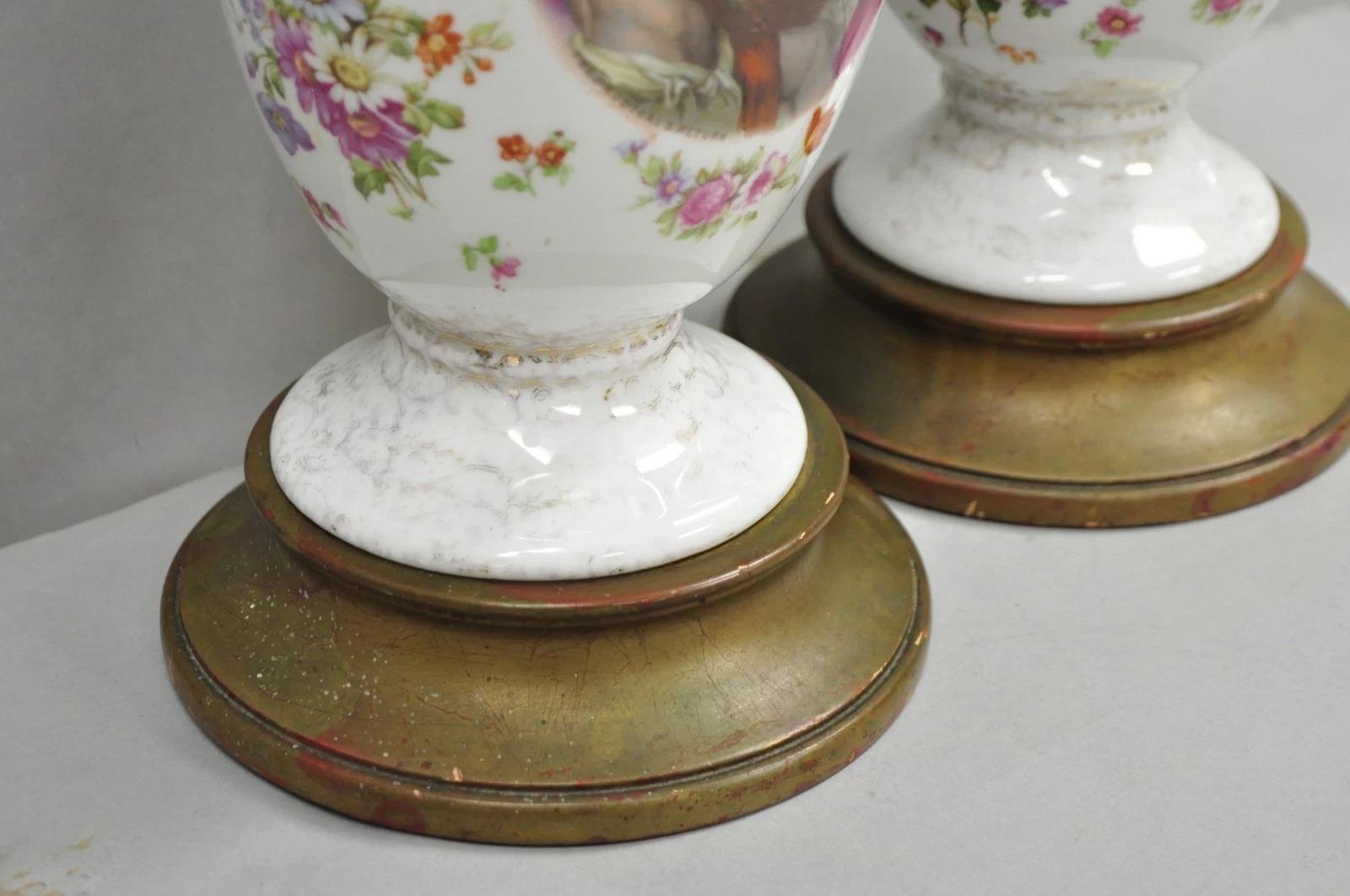 Antique French Renaissance Victorian Porcelain Urn Figural Cameo Table Lamp Pair en venta 1