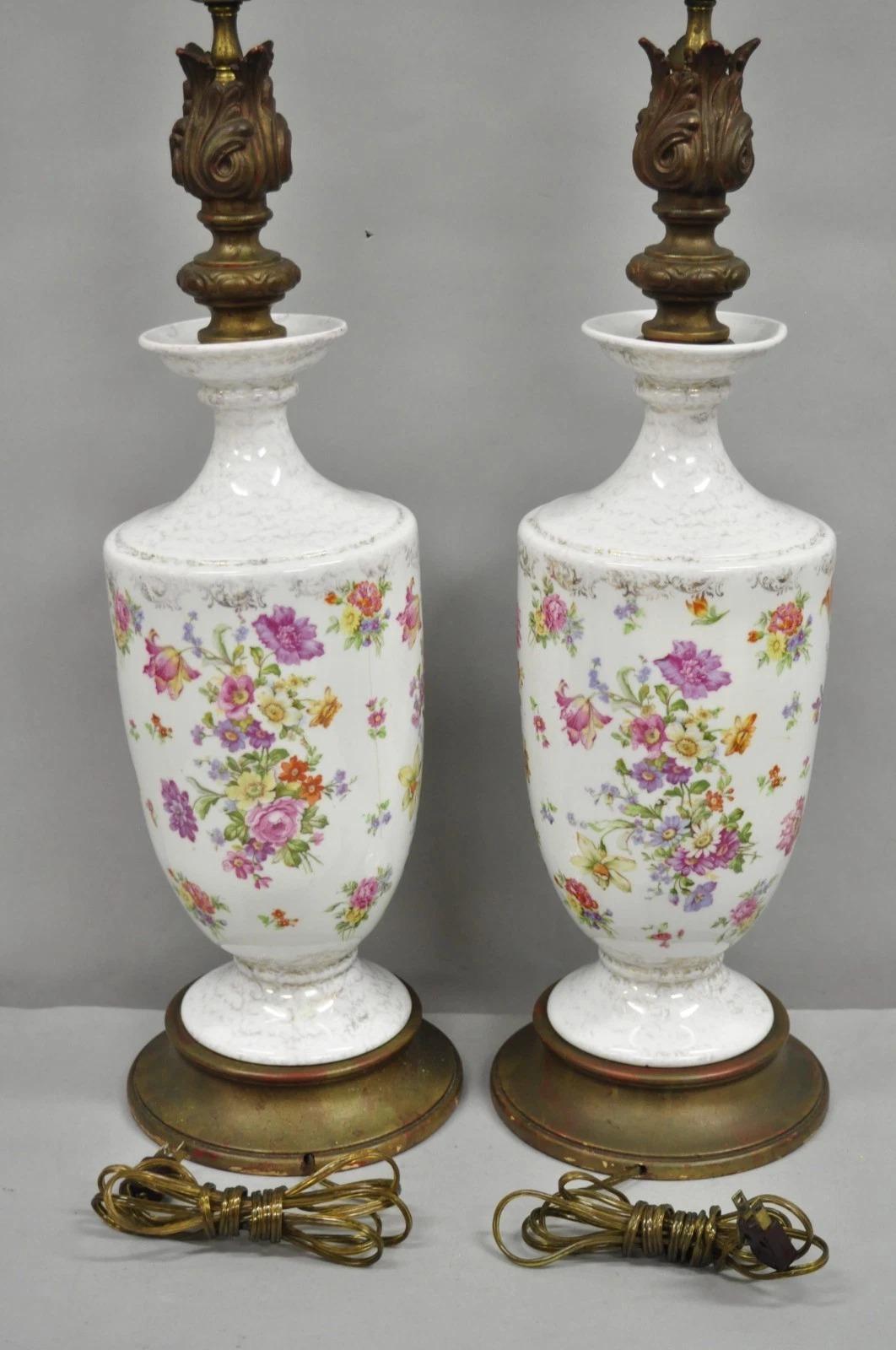 Antique French Renaissance Victorian Porcelain Urn Figural Cameo Table Lamp Pair en venta 2