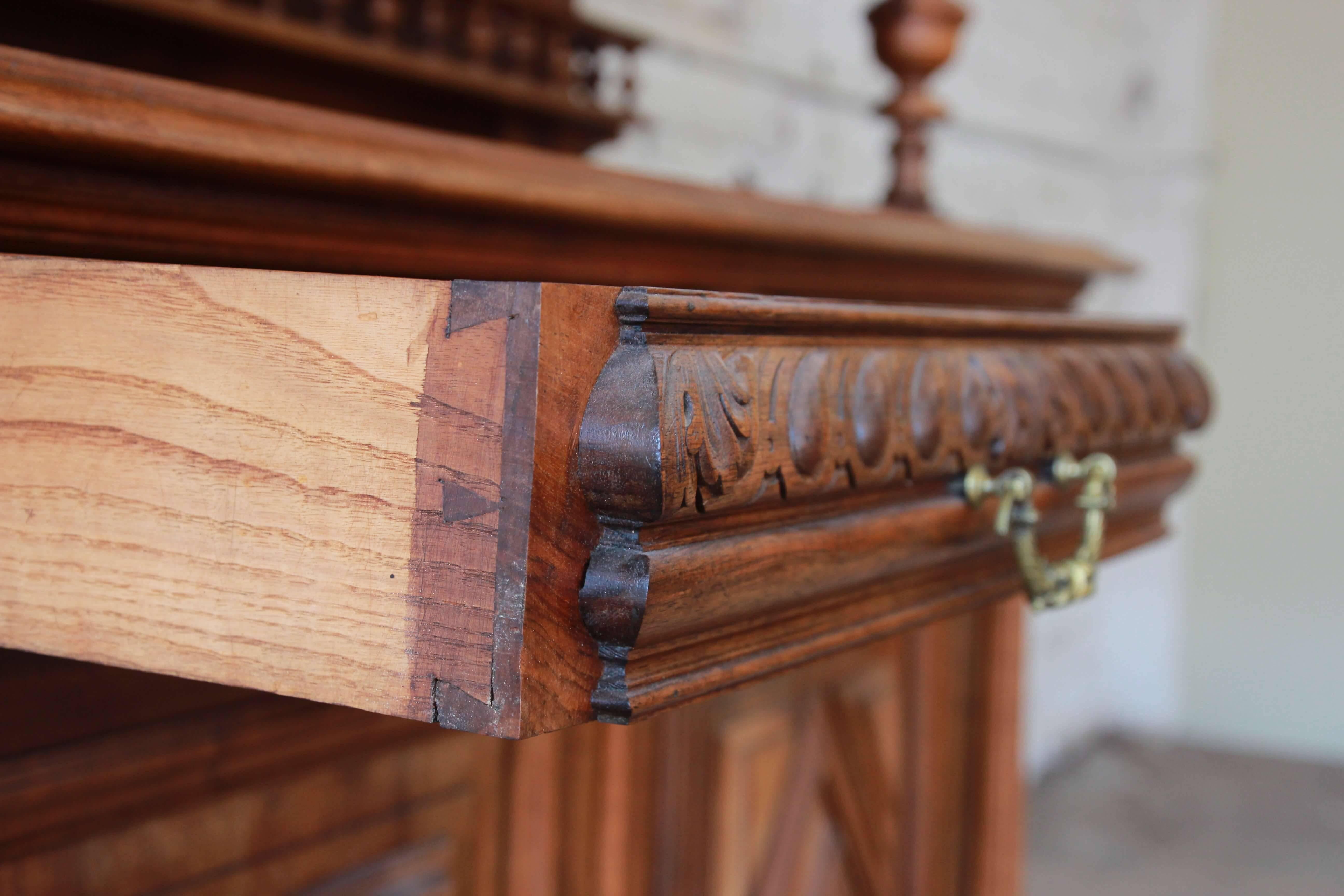 Buffet ancien en noyer de la Renaissance française Clapier 5