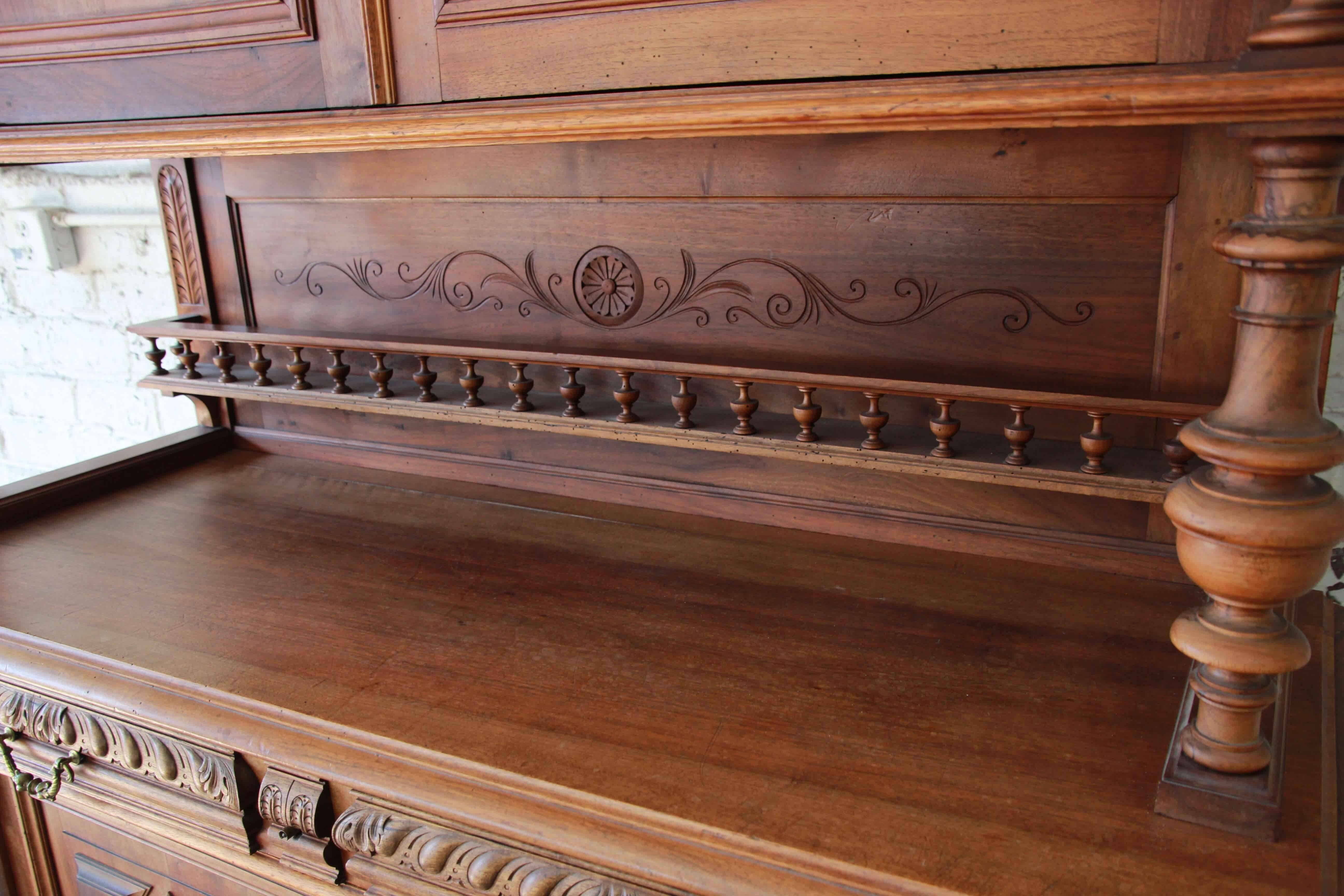 Buffet ancien en noyer de la Renaissance française Clapier 6