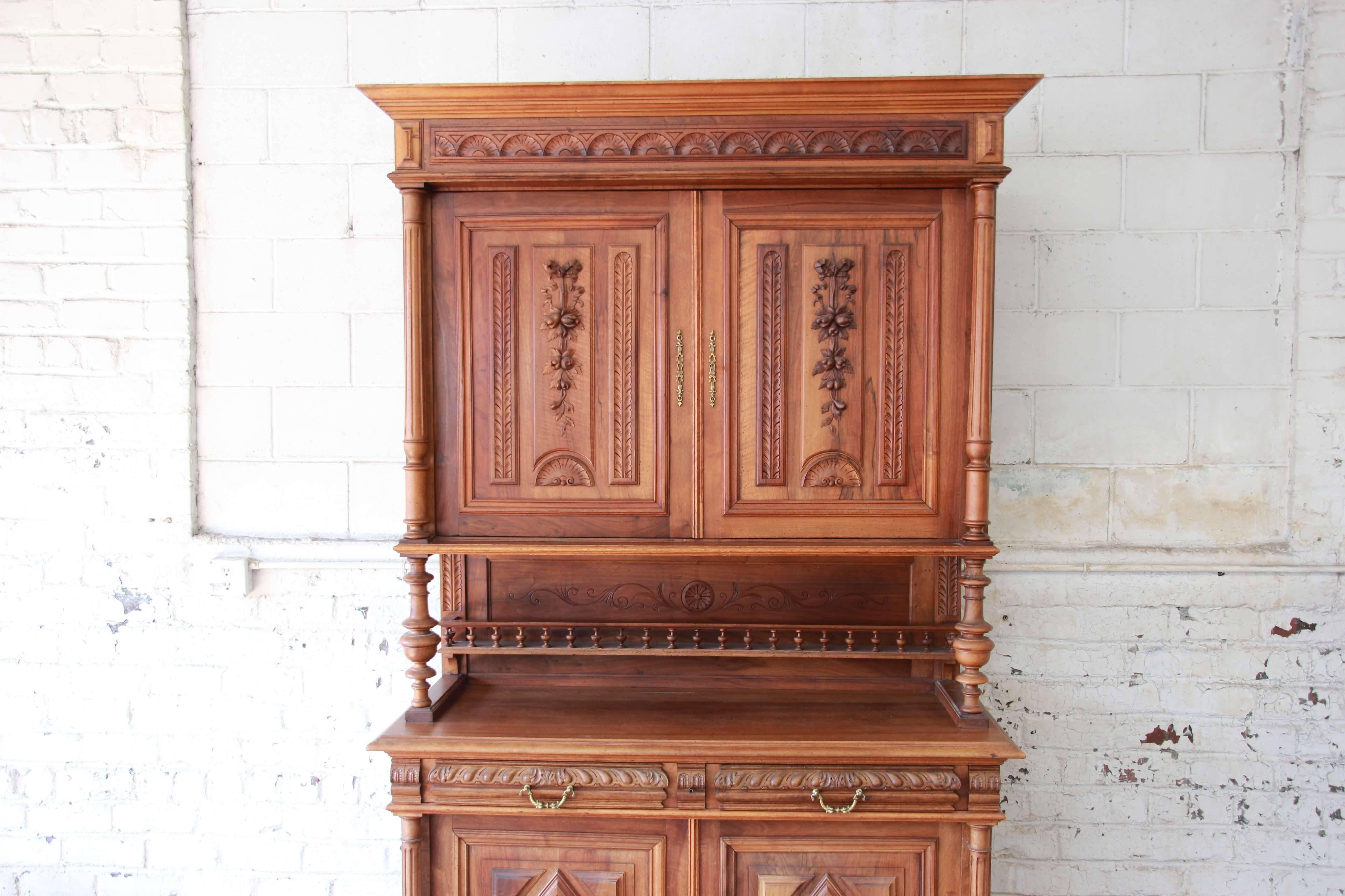 Vente d'un très beau bahut ancien en noyer de la Renaissance française. L'armoire présente de beaux détails sculptés et des accents français. La partie supérieure de l'armoire s'ouvre sur une étagère réglable pour le rangement:: avec deux tiroirs