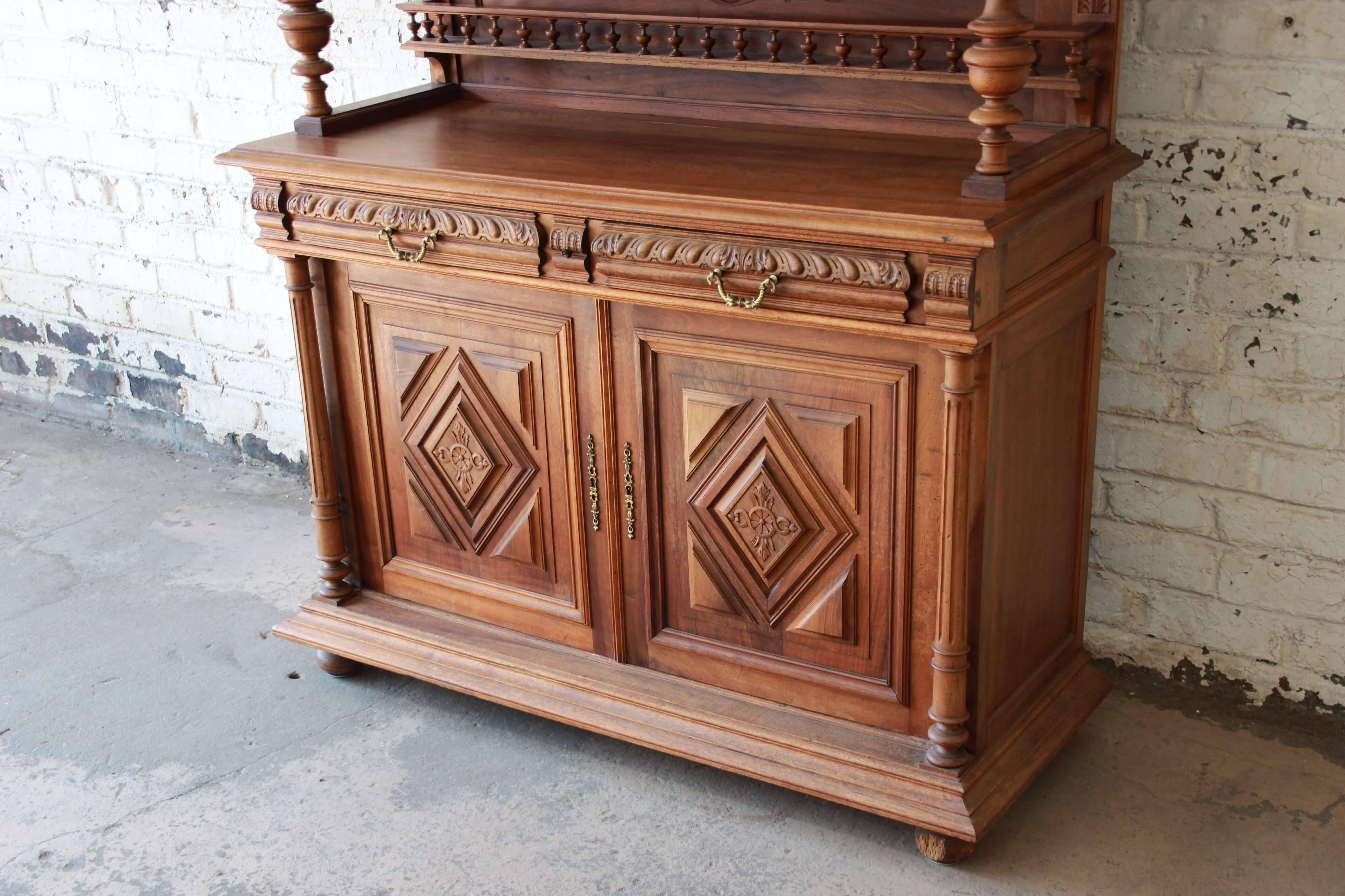 20ième siècle Buffet ancien en noyer de la Renaissance française Clapier