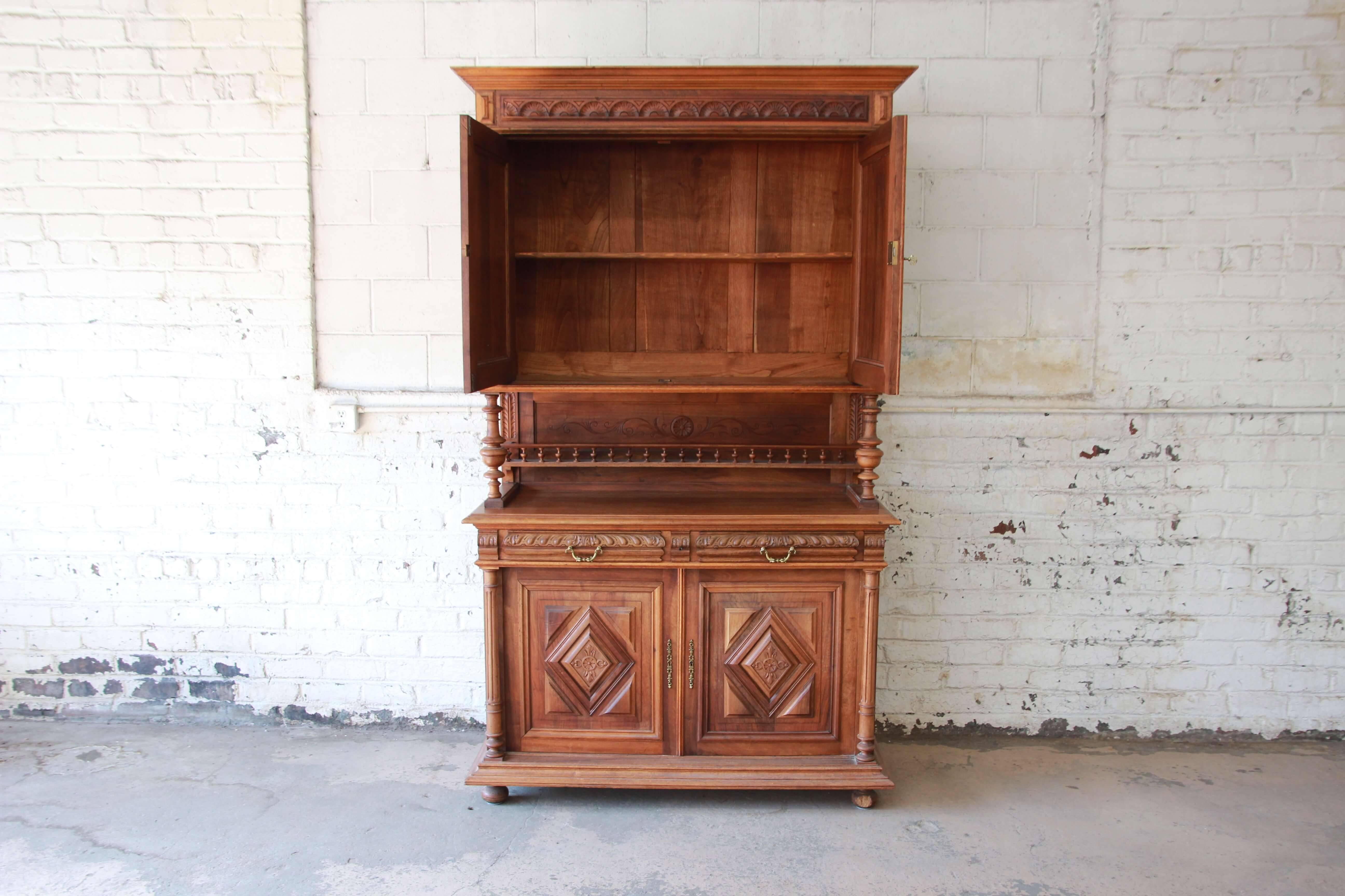 Buffet ancien en noyer de la Renaissance française Clapier 1
