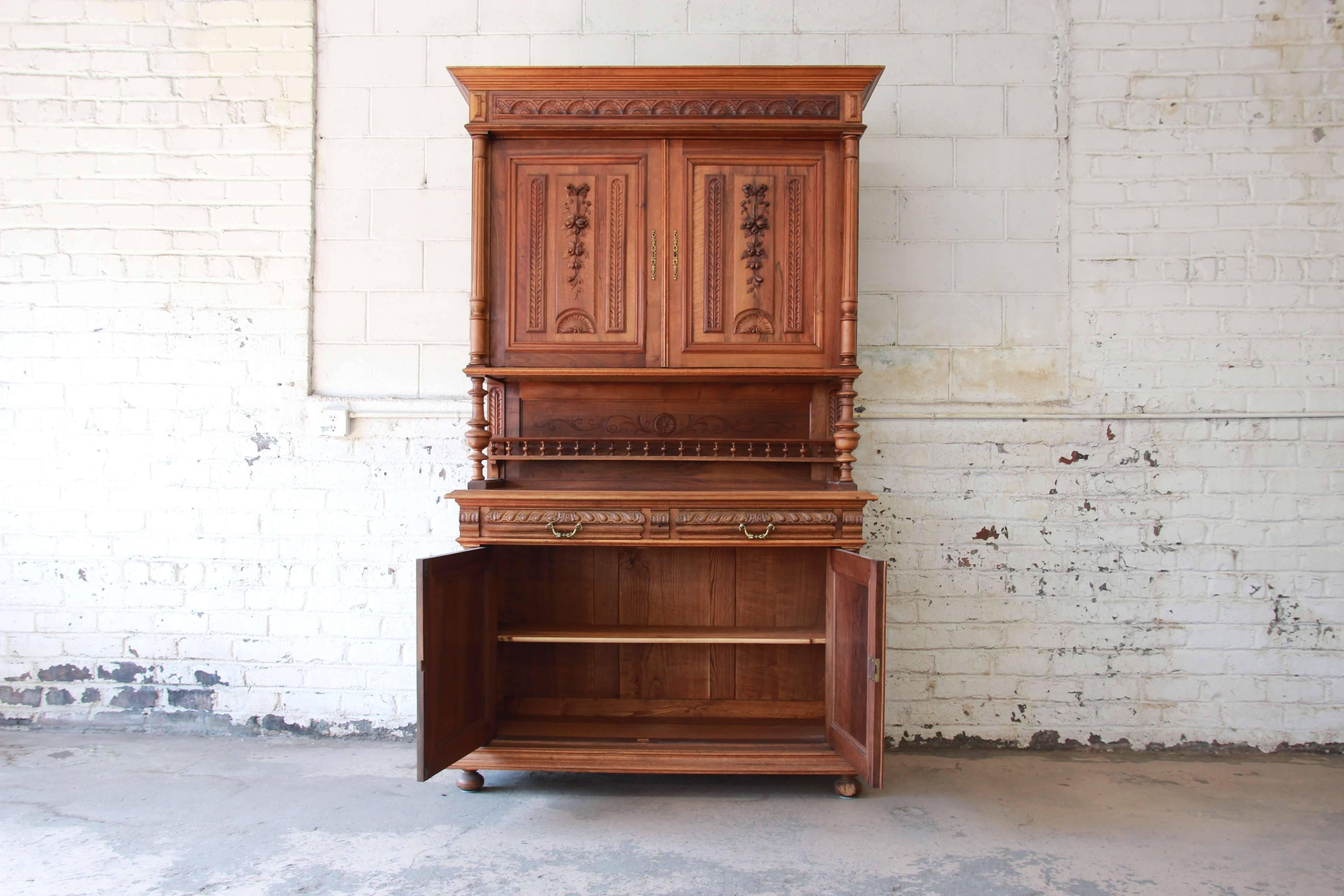 Buffet ancien en noyer de la Renaissance française Clapier 2