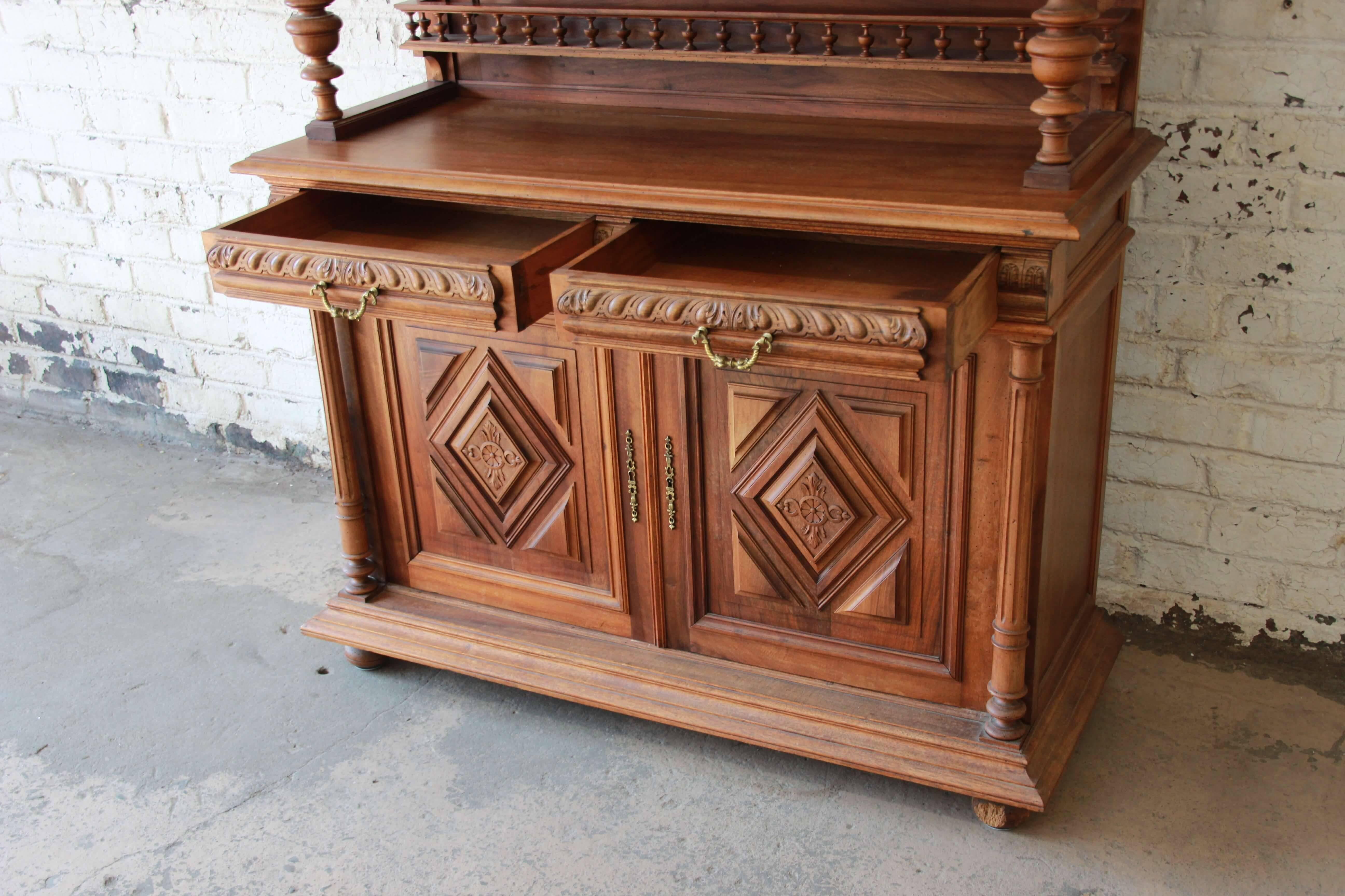 Buffet ancien en noyer de la Renaissance française Clapier 3