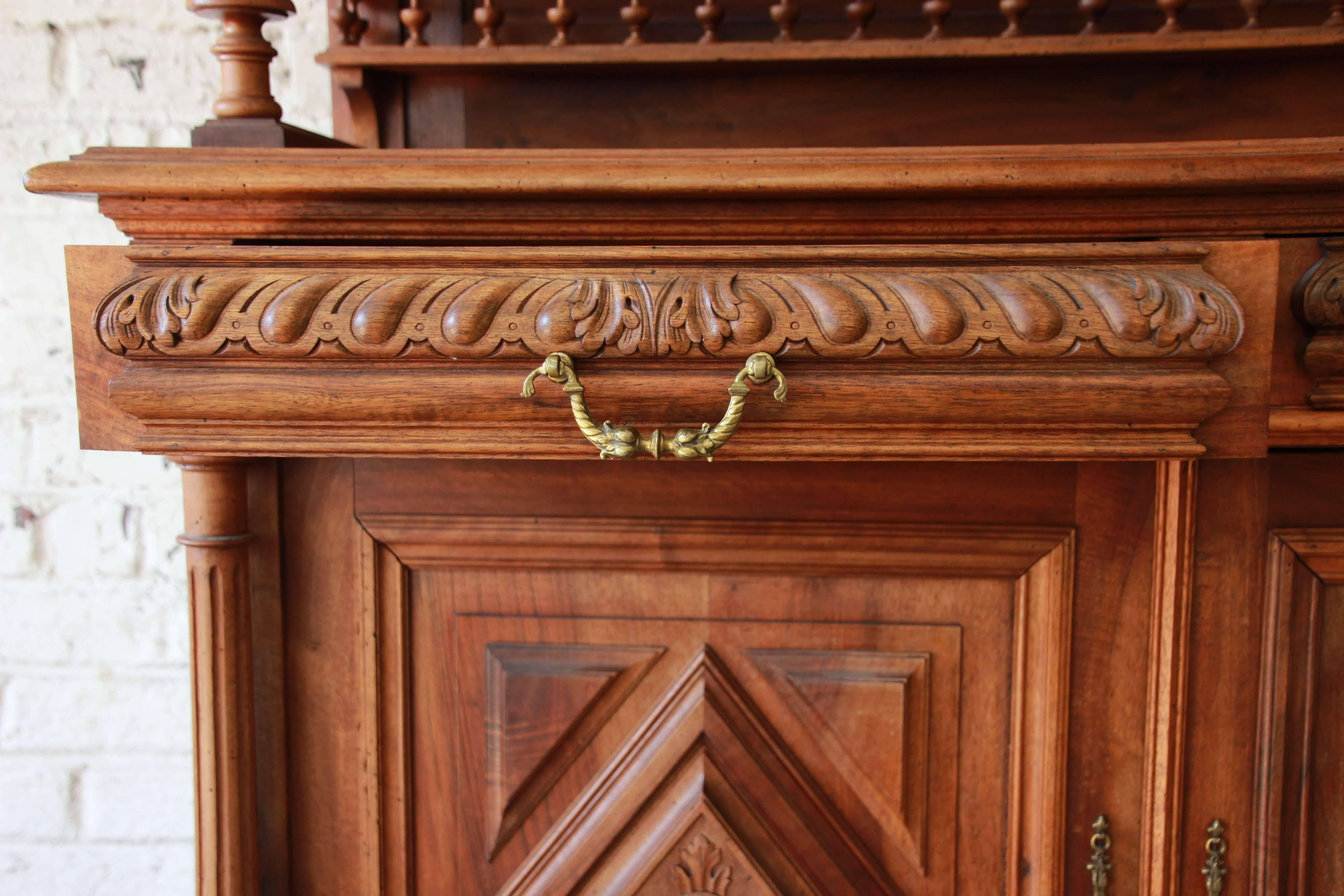 Buffet ancien en noyer de la Renaissance française Clapier 4