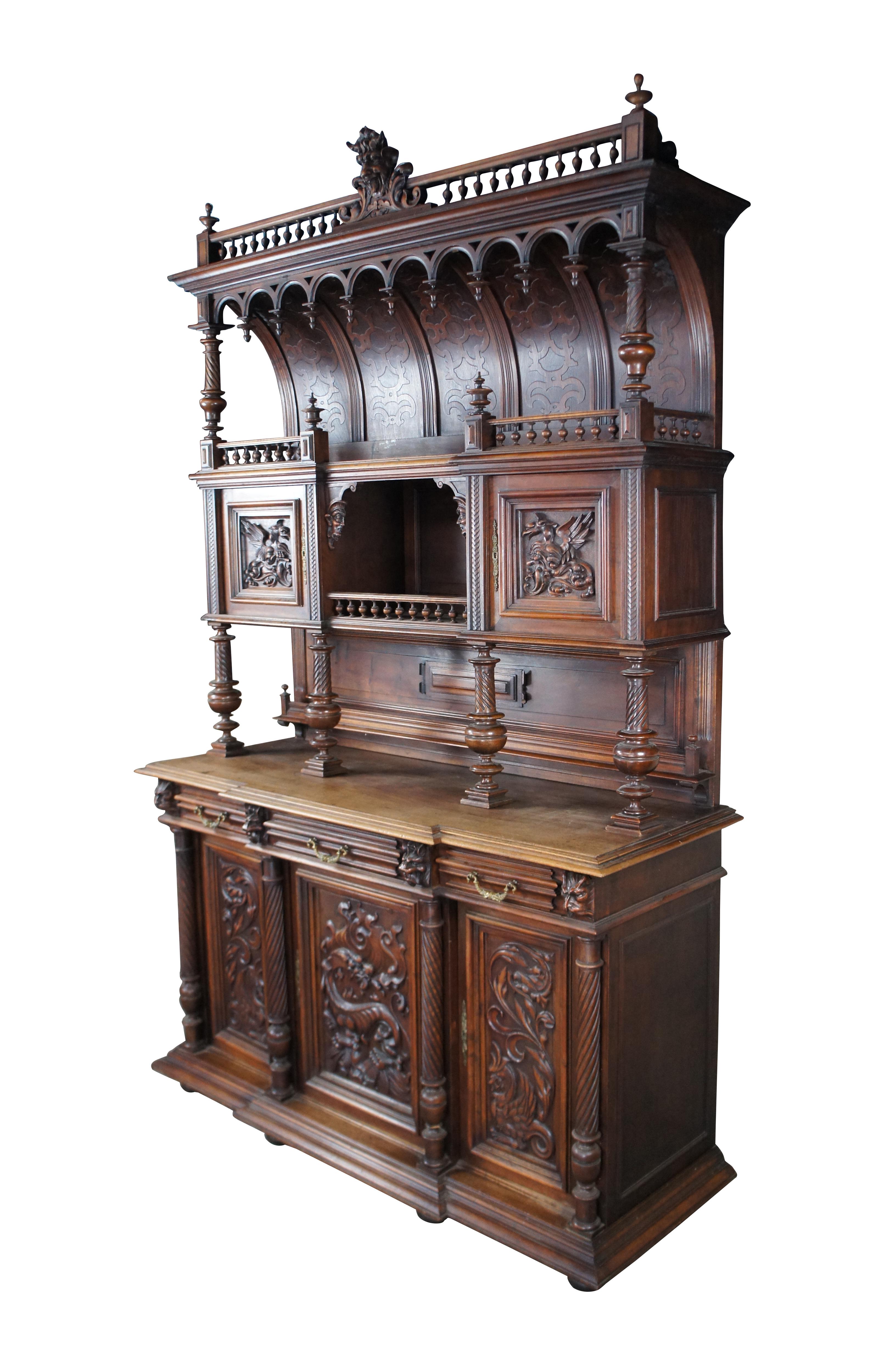 Antikes französisches Renaissance-/Gotik-Revival-Buffet aus Nussbaum mit geschnitztem Phönix/Greif/Drache/Nordwind und floralem Thema im Stil von HENRY II.  Die Oberseite des Schrankes zeigt ein gehörntes therianthropisches / mythologisches Tier,
