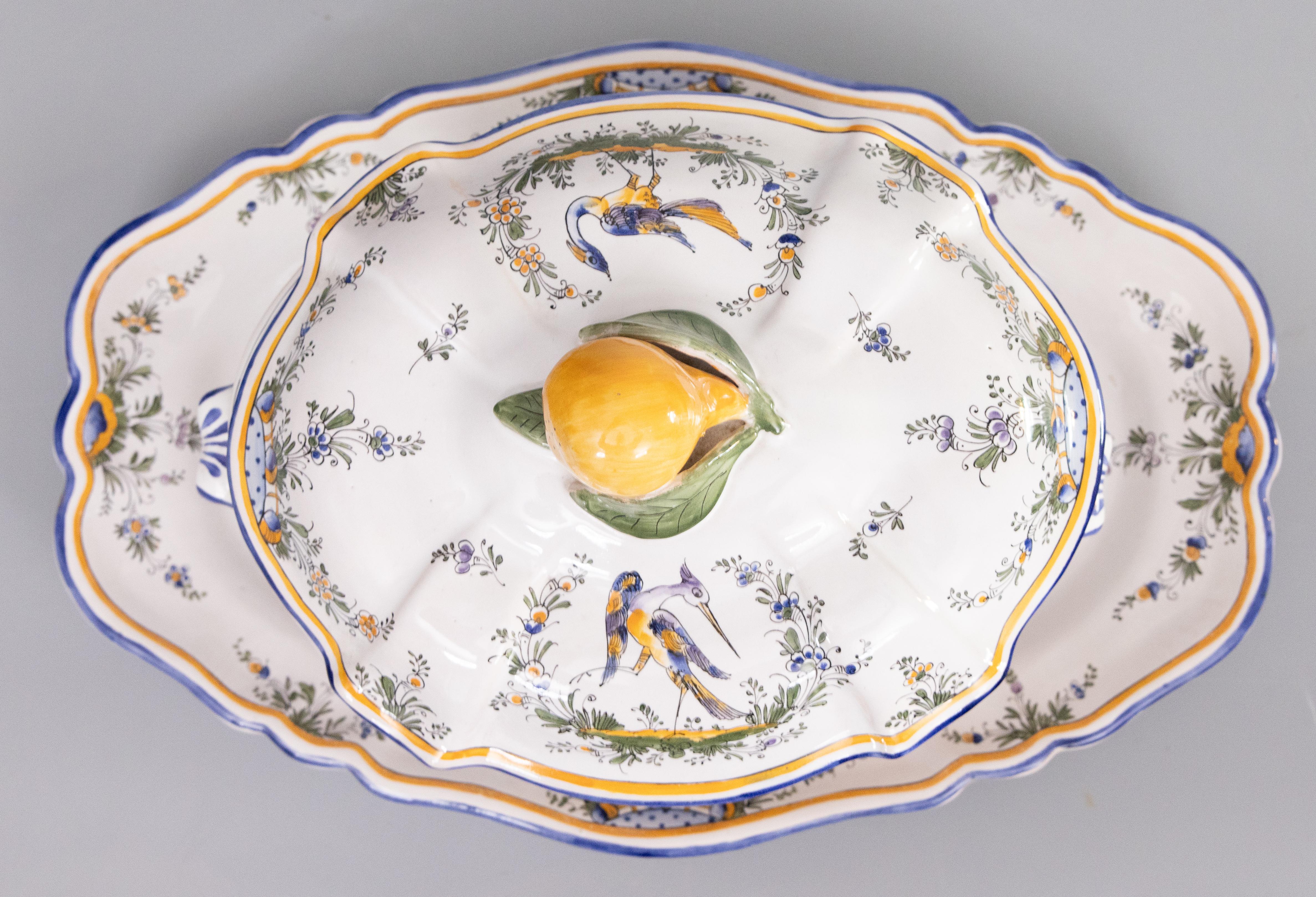 Antique French Renoleau Faience Pear Lidded Bird Soup Tureen With Platter (zuppiera per uccelli con coperchio) in vendita 11