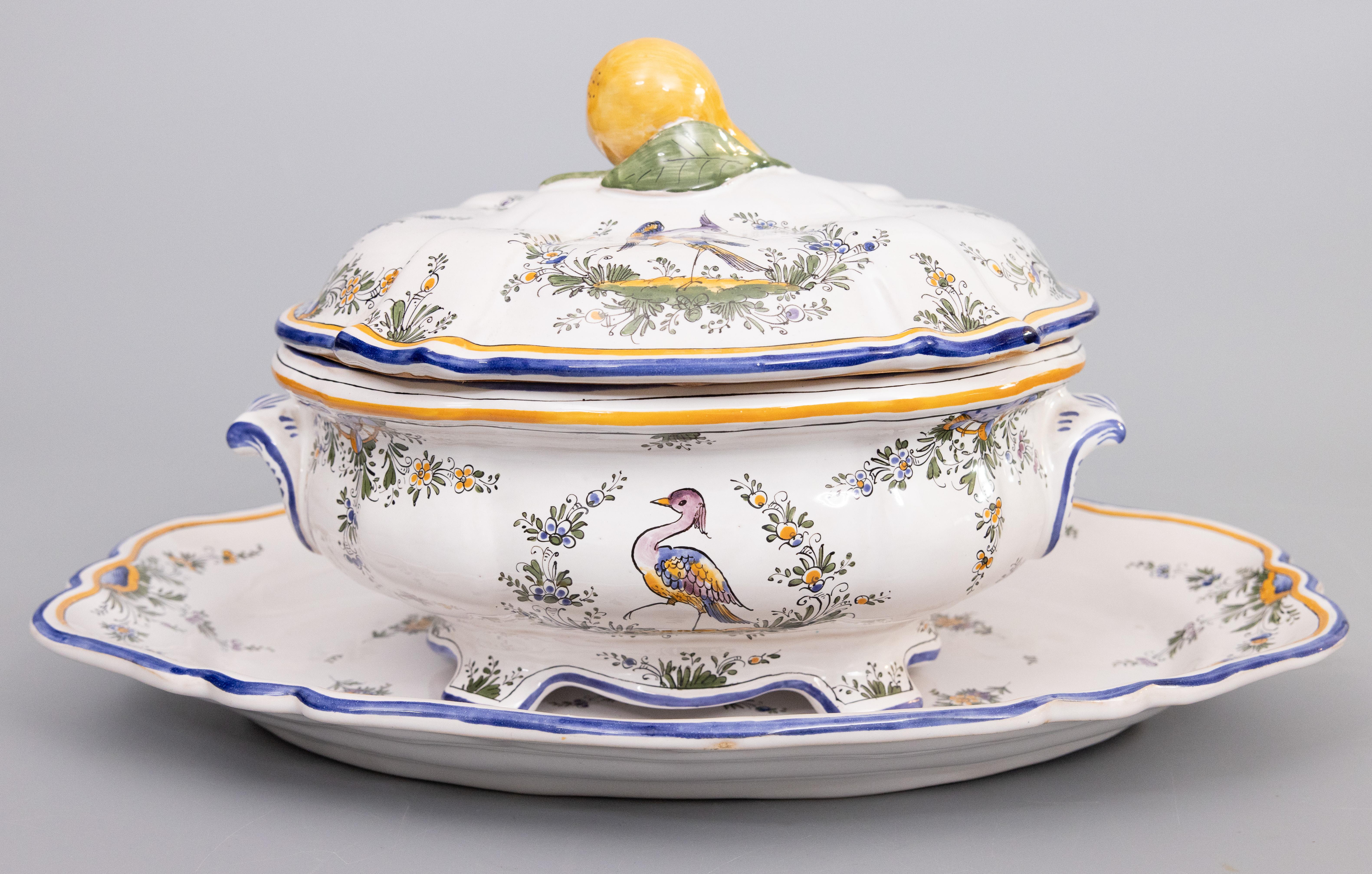 Antique French Renoleau Faience Pear Lidded Bird Soup Tureen With Platter (zuppiera per uccelli con coperchio) in vendita 12