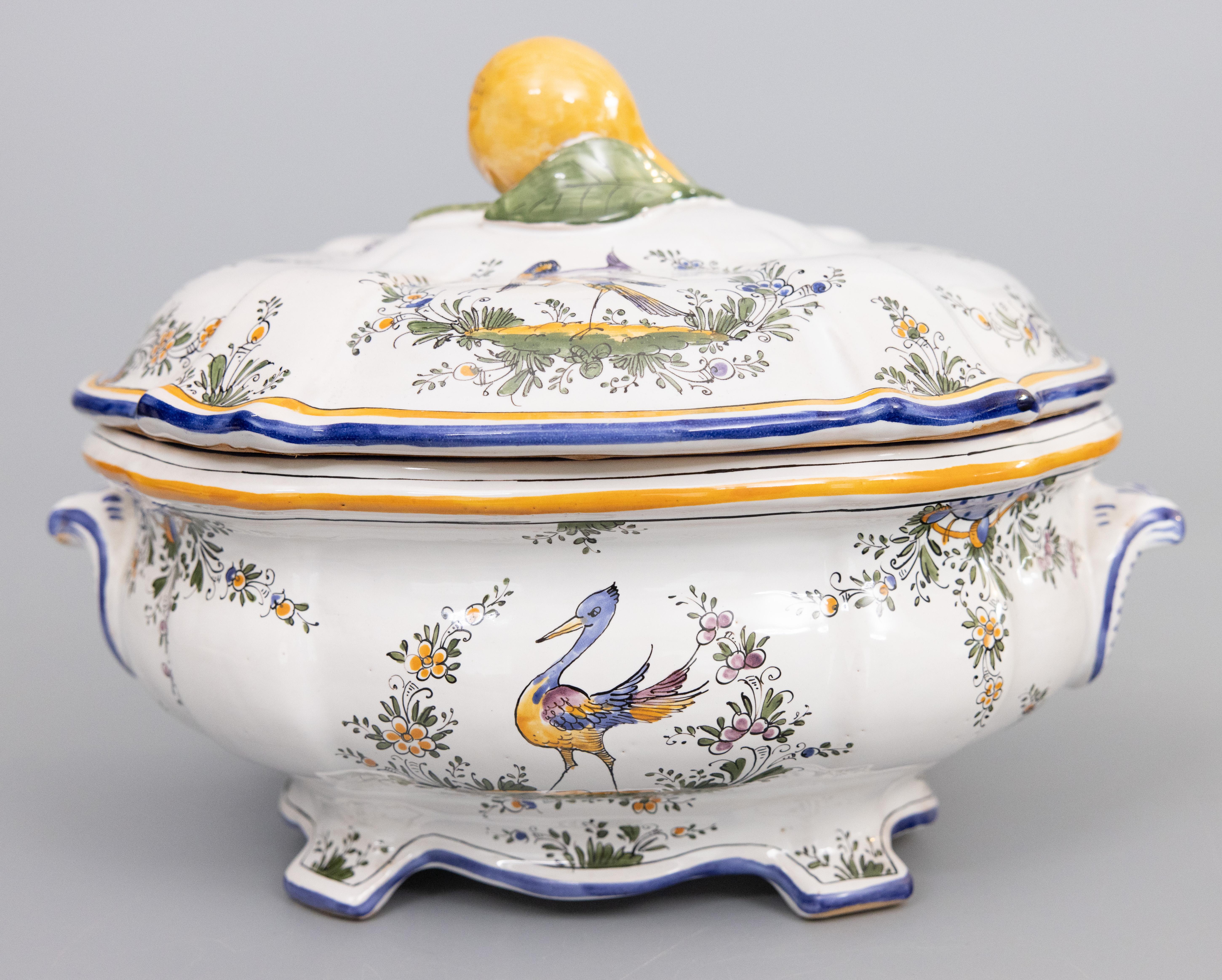 Una superba zuppiera con coperchio in maiolica francese con un grazioso finale a pera e un caricatore da sottopiatto abbinato, circa 1930. Marchio del produttore sul retro del piatto. Dalla ceramica di Angouleme, in Francia, fondata da Alfred
