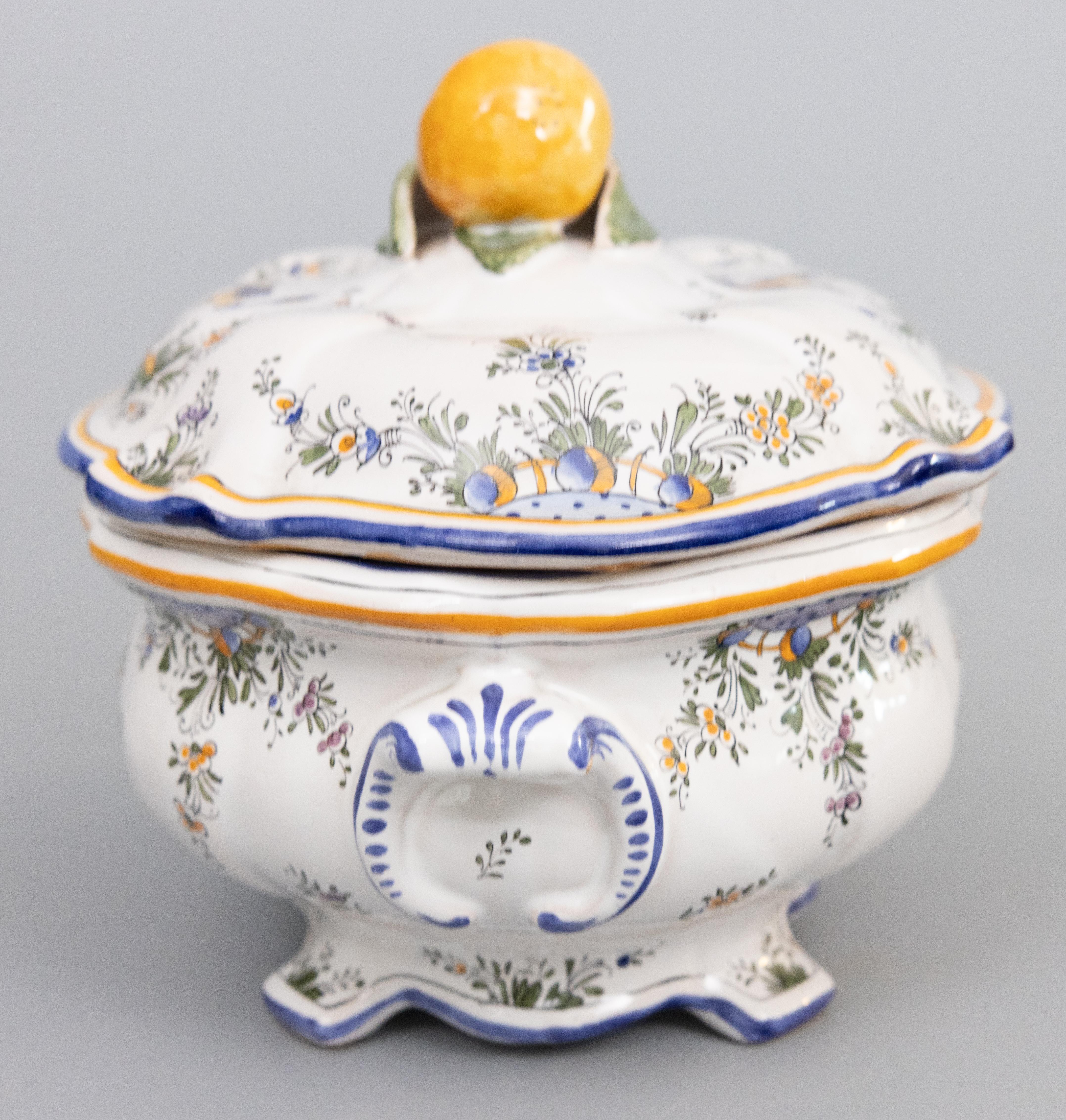 Francese Antique French Renoleau Faience Pear Lidded Bird Soup Tureen With Platter (zuppiera per uccelli con coperchio) in vendita