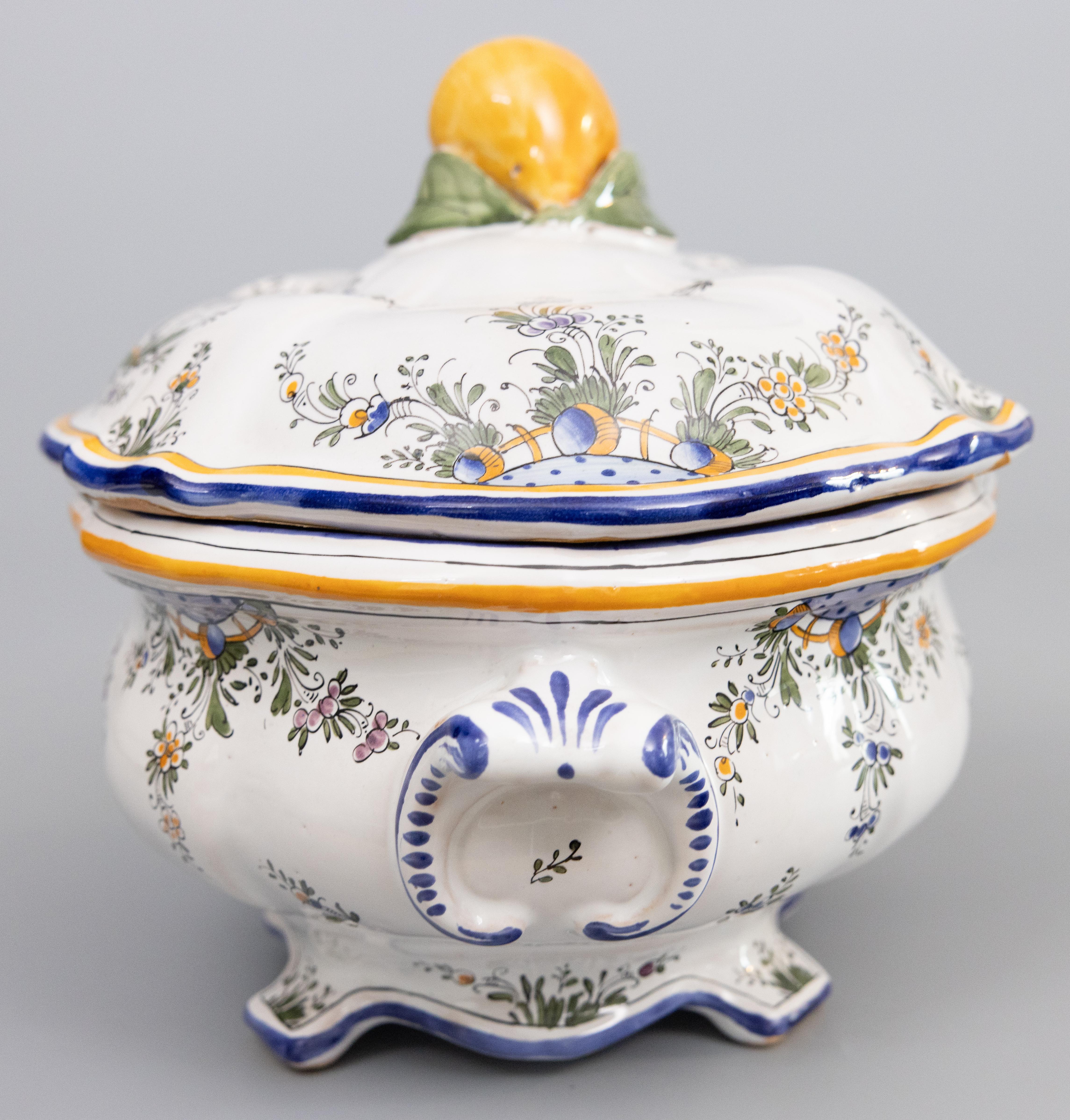 Antique French Renoleau Faience Pear Lidded Bird Soup Tureen With Platter (zuppiera per uccelli con coperchio) In condizioni buone in vendita a Pearland, TX