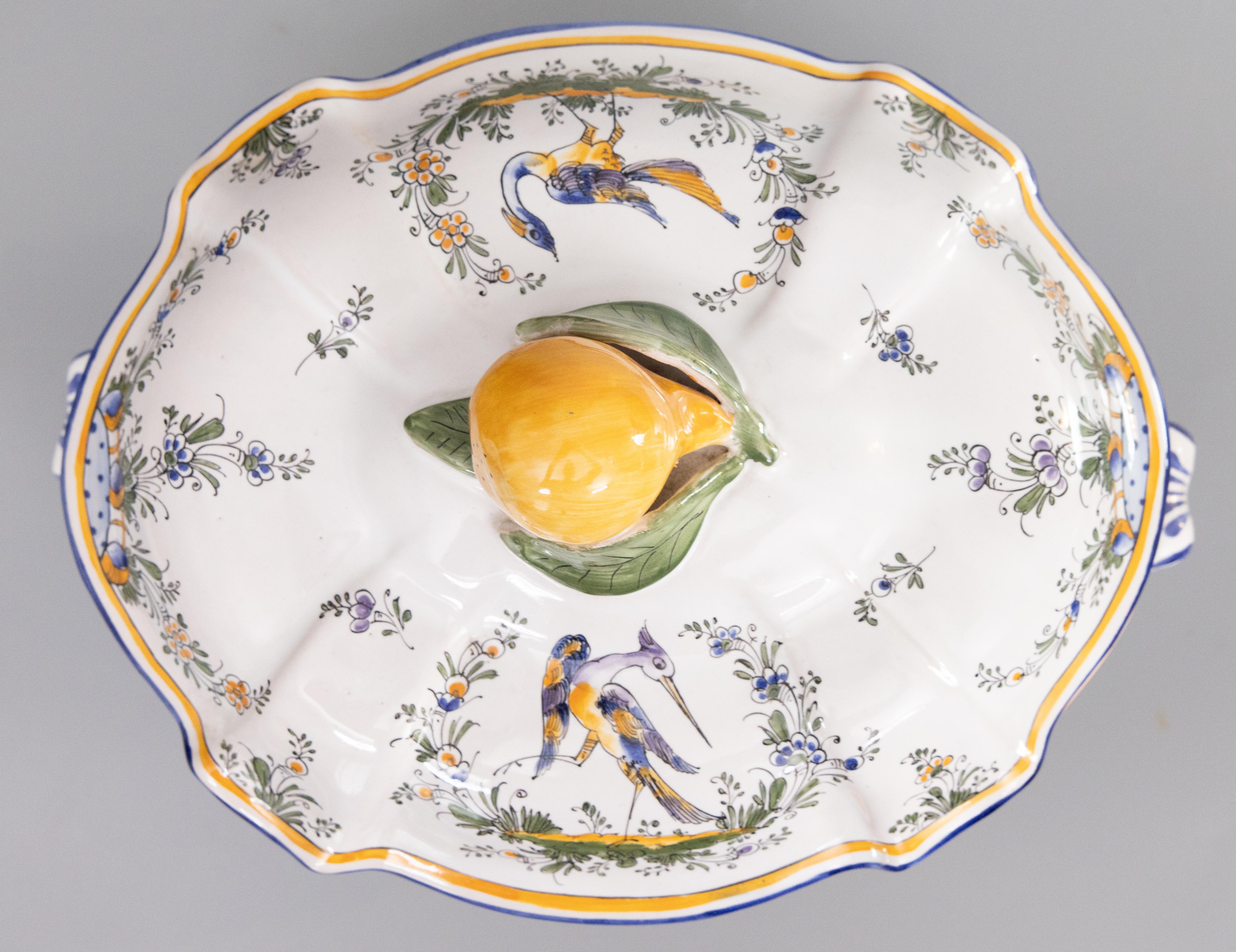 Metà XX secolo Antique French Renoleau Faience Pear Lidded Bird Soup Tureen With Platter (zuppiera per uccelli con coperchio) in vendita