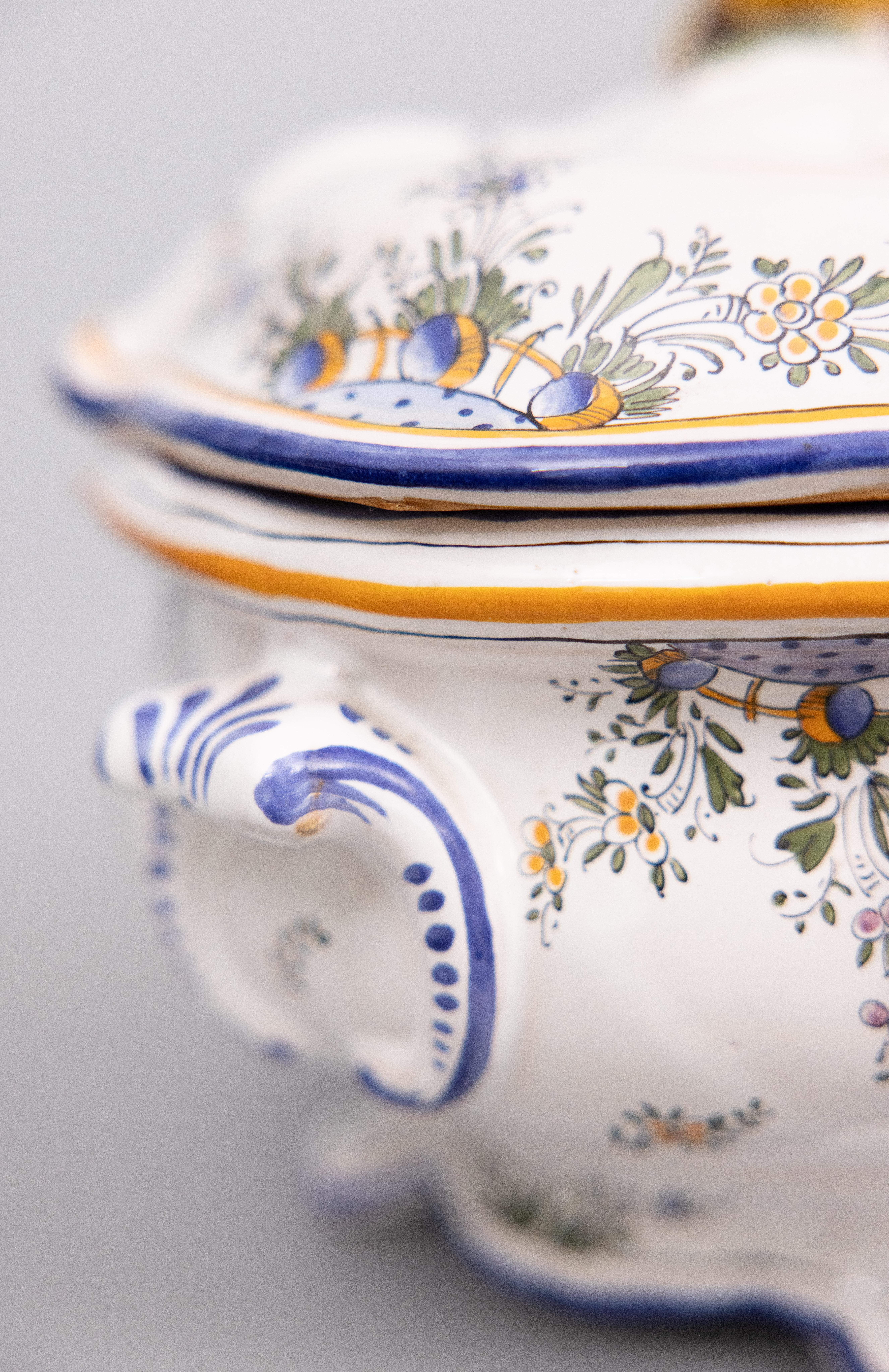 Antique French Renoleau Faience Pear Lidded Bird Soup Tureen With Platter (zuppiera per uccelli con coperchio) in vendita 2