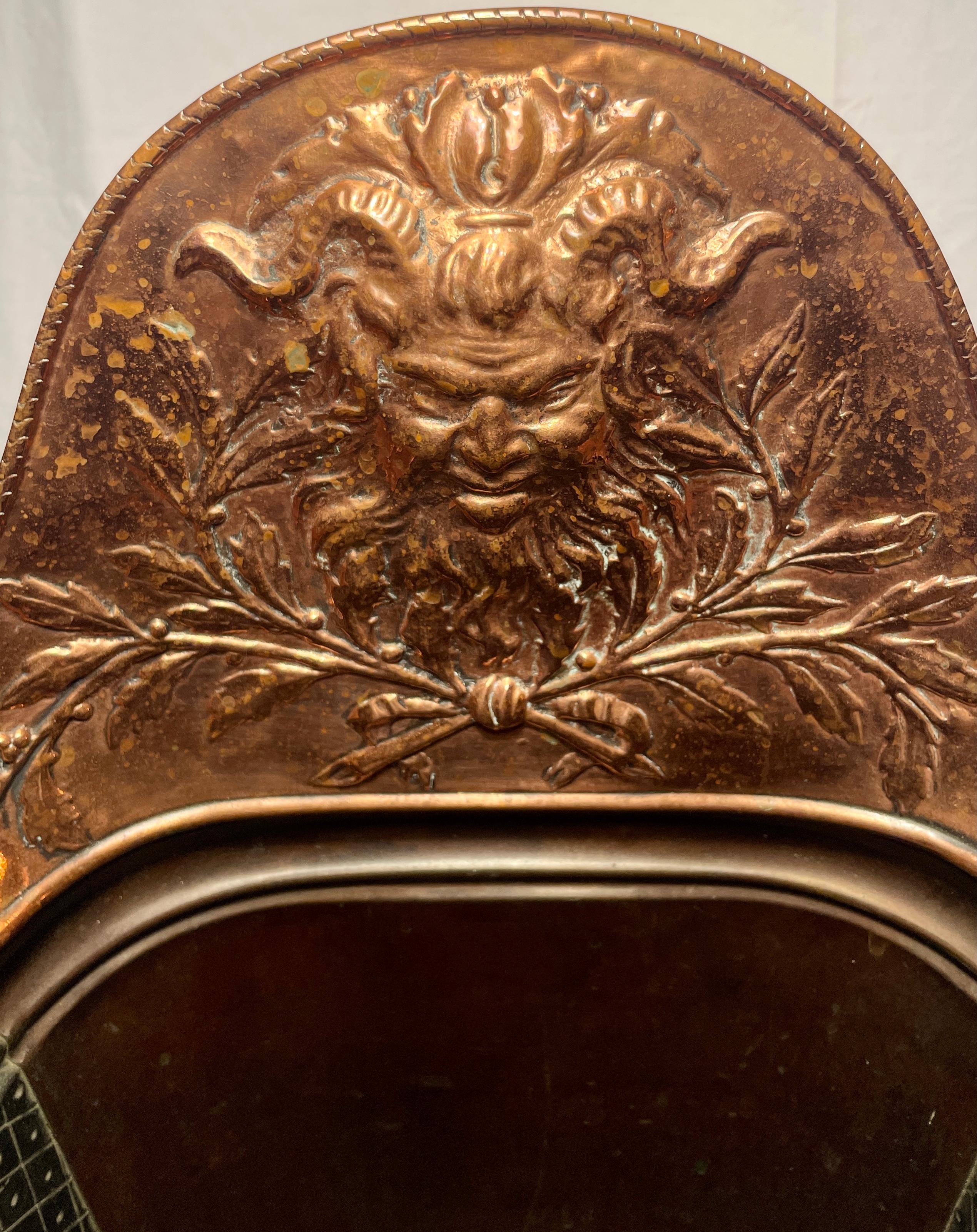 Antiker französischer Repousse-Kupfer-Weinkörbchenkorb (Repoussé) im Angebot