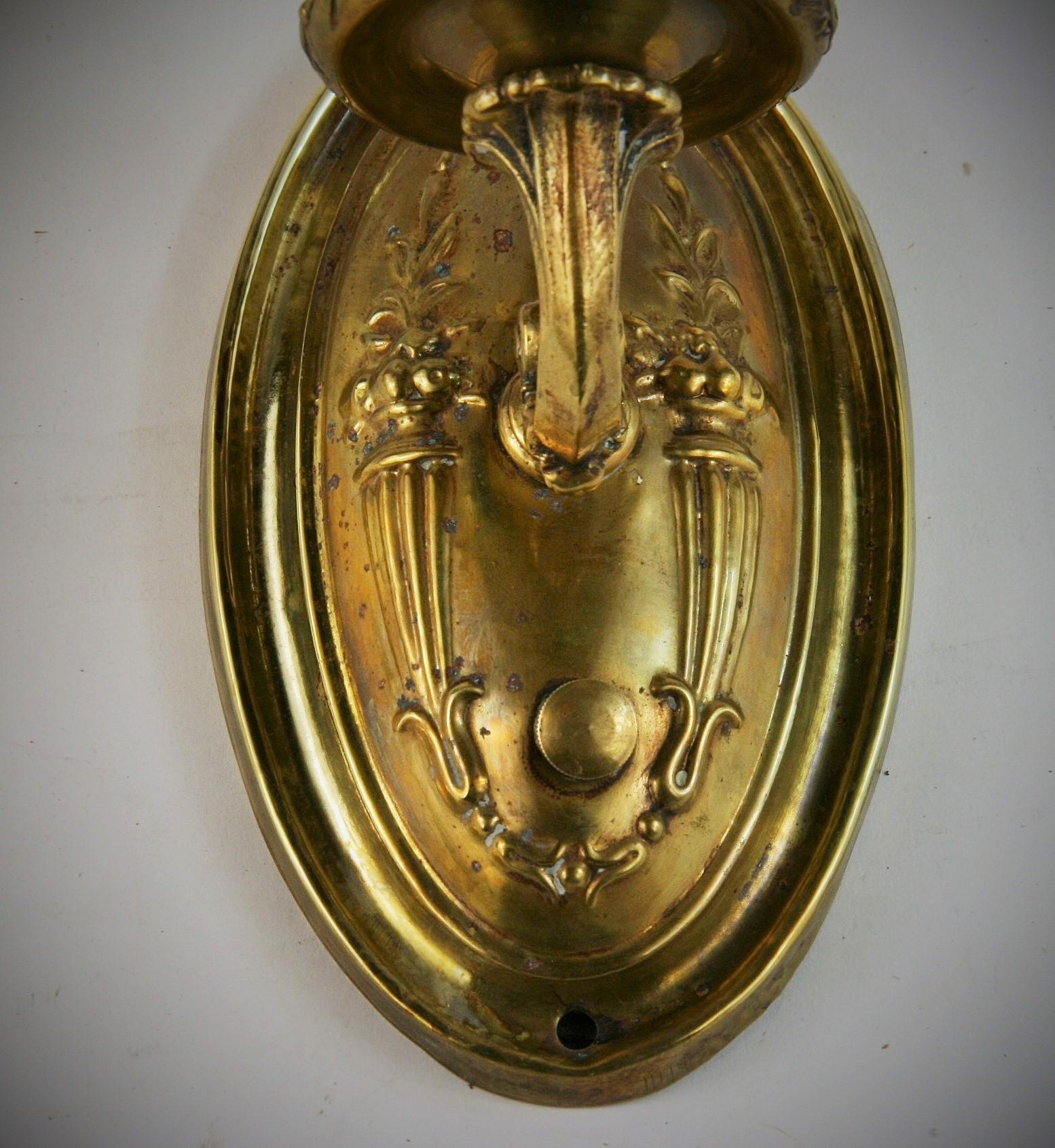 Français ancien   Paire repoussée  Appliques en laiton avec abat-jour sur mesure, vers 1920 Bon état - En vente à Douglas Manor, NY