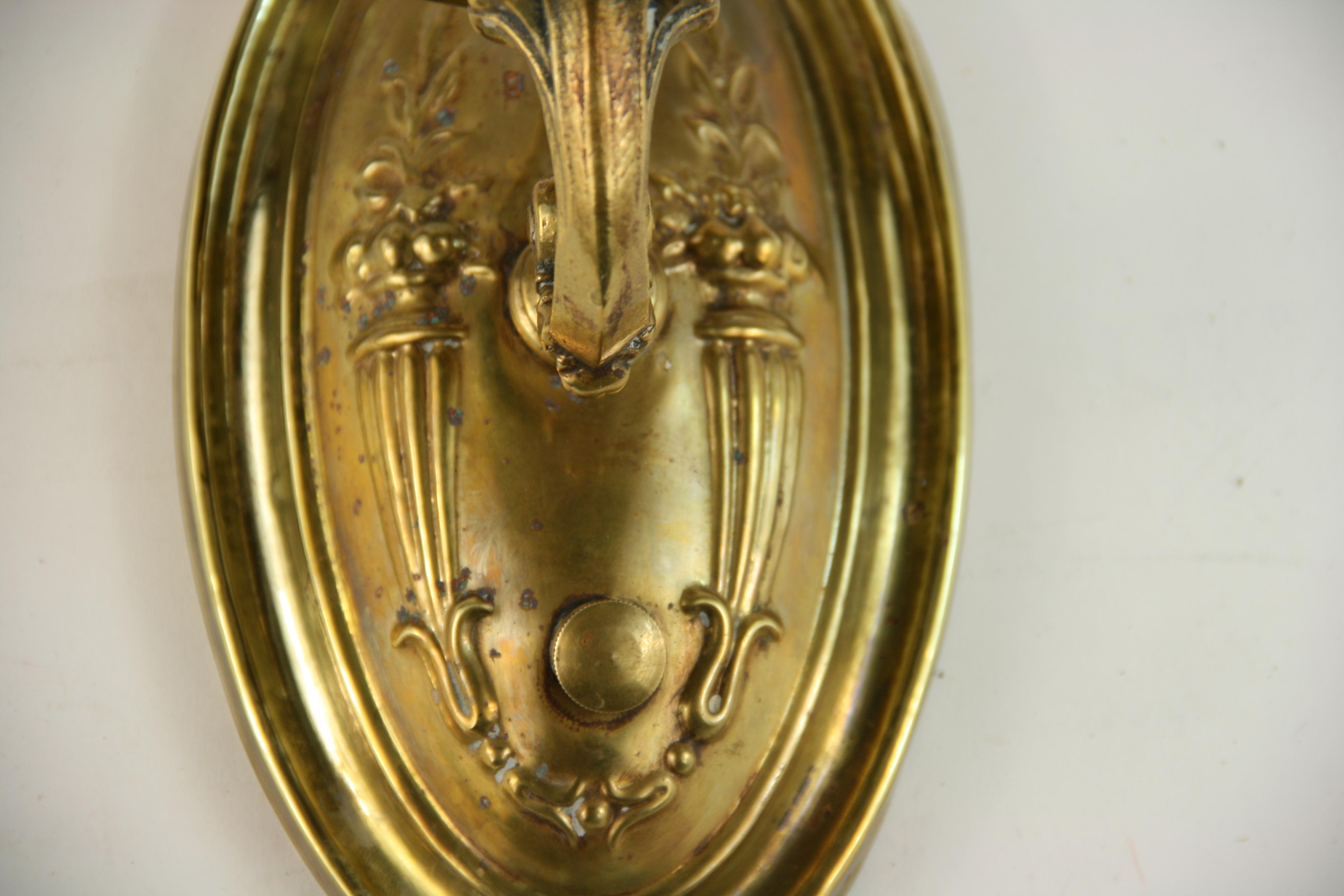 Laiton Français ancien   Paire repoussée  Appliques en laiton avec abat-jour sur mesure, vers 1920 en vente
