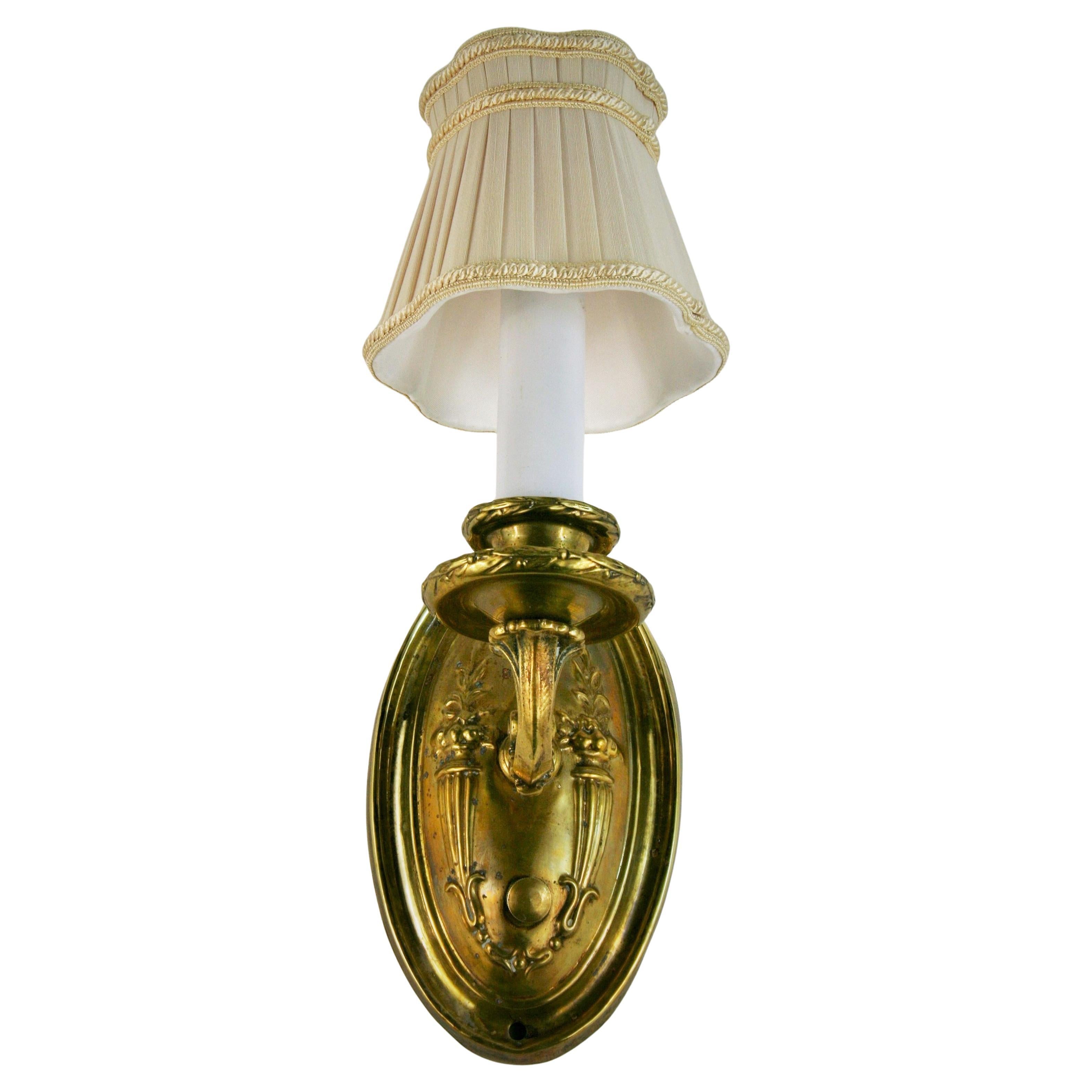 1604 Paire d'appliques anciennes en laiton repoussé avec abat-jour personnalisé
Prend une ampoule de 40 watts max. à base d'Edison
Recâblé.