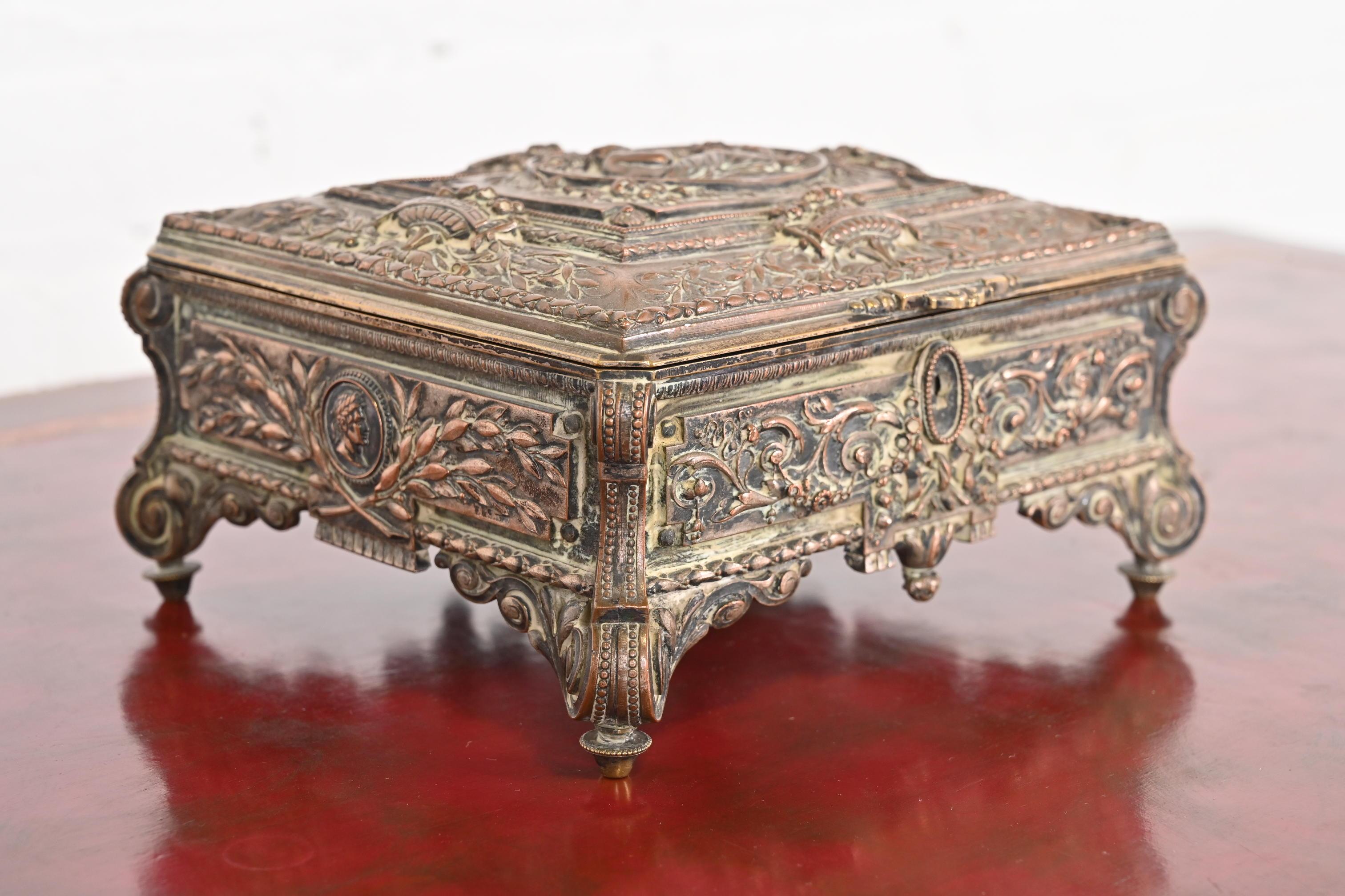 XIXe siècle Boîte à bijoux ancienne en argent repoussé français en vente