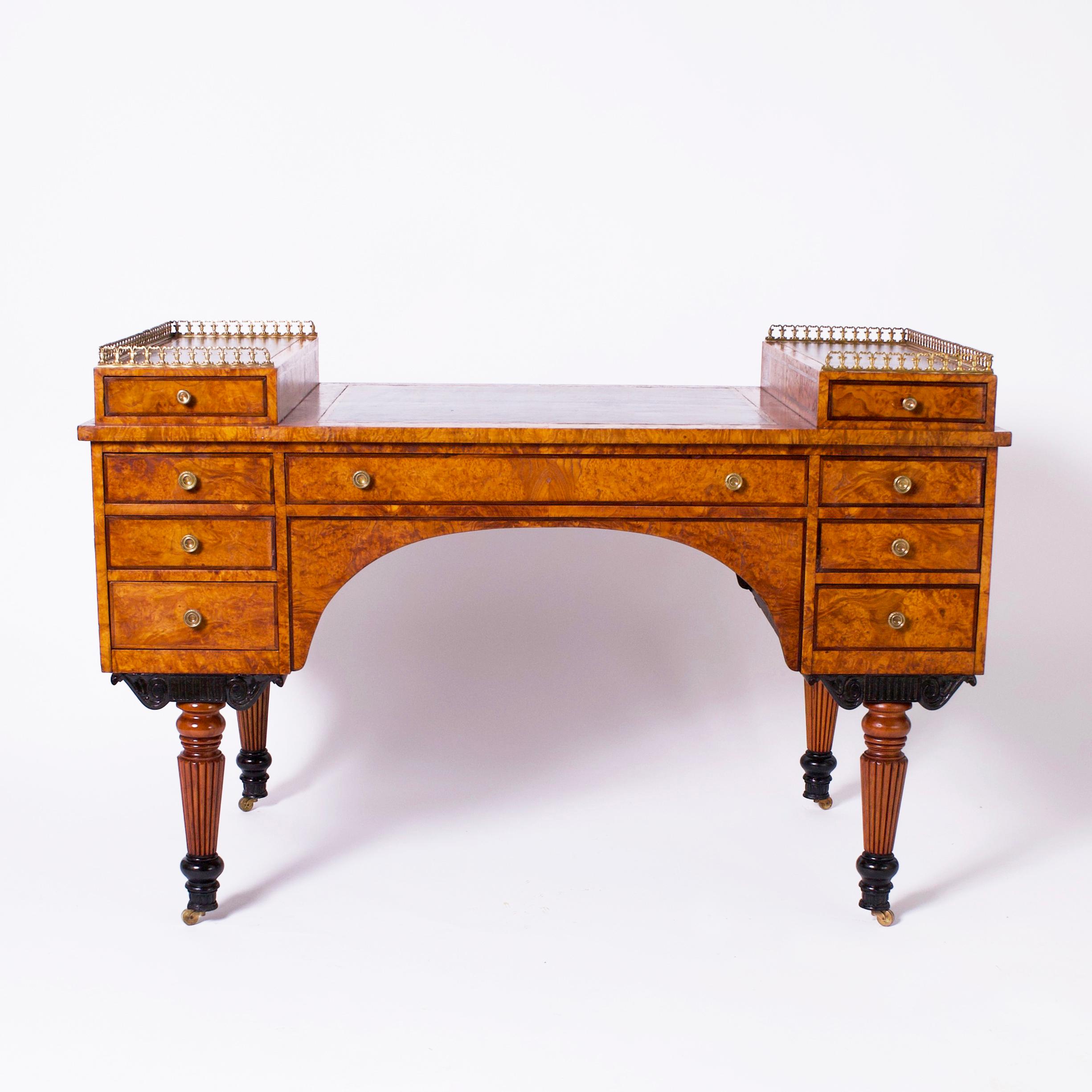 Impresionante escritorio francés del siglo XIX, hecho a mano en madera de olmo, con tapas de cuero negro labrado, dos guanteras con galerías de latón sobre una caja arqueada con siete cajones, herrajes de latón, tallas ebonizadas y patas cónicas