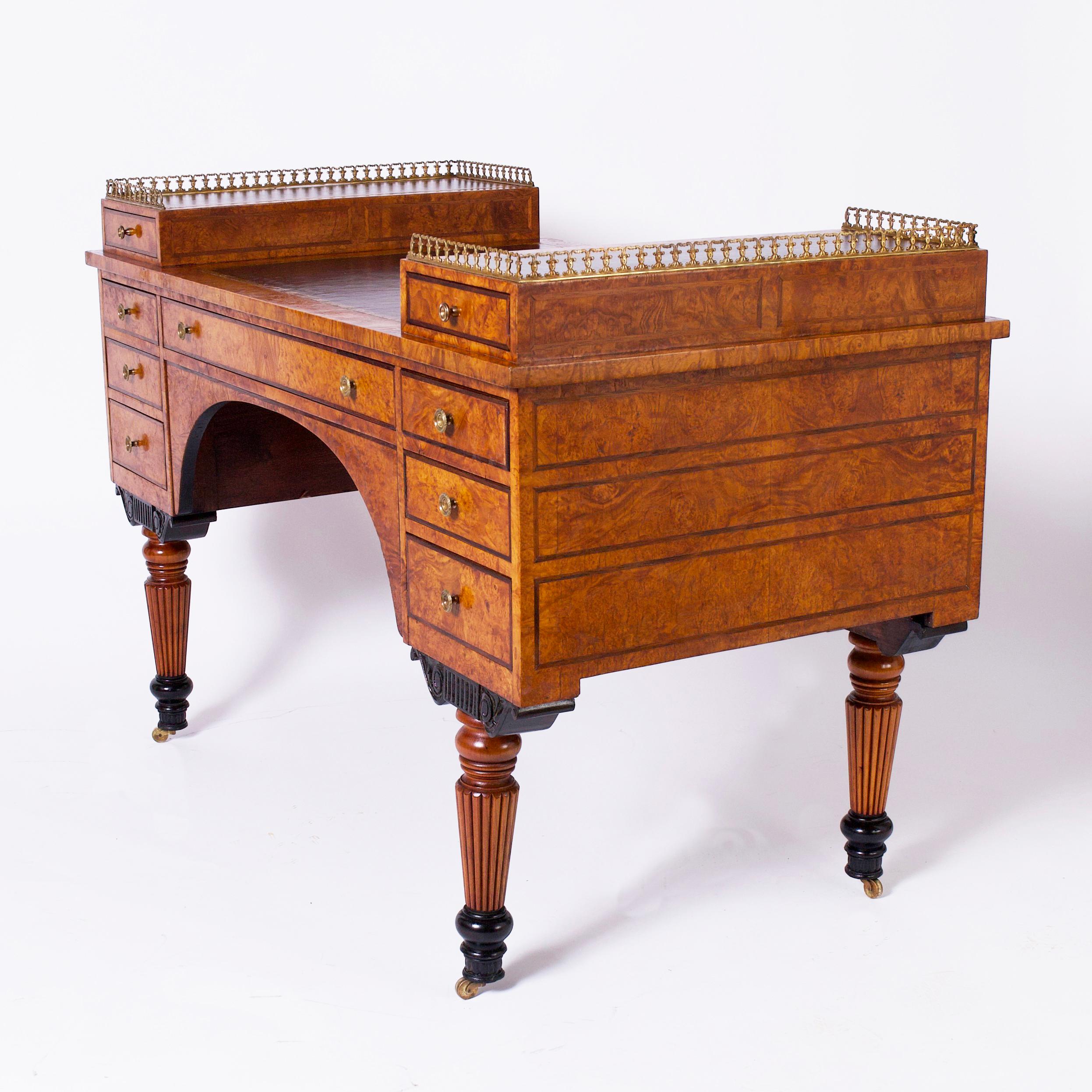 Antique French Restauración Período Escritorio de cuero con tapa de olmo burled Biedermeier en venta
