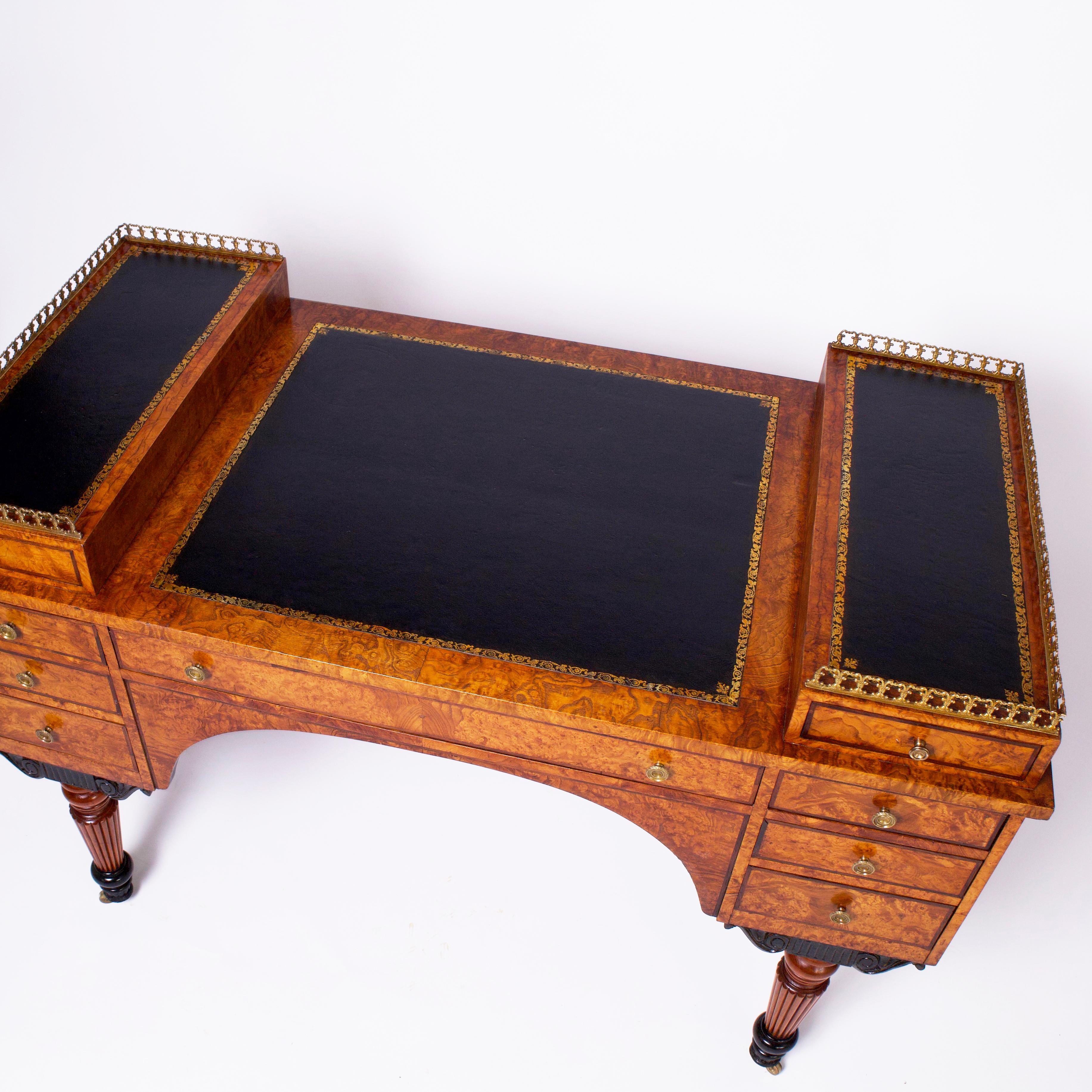Antique French Restauración Período Escritorio de cuero con tapa de olmo burled Francés en venta