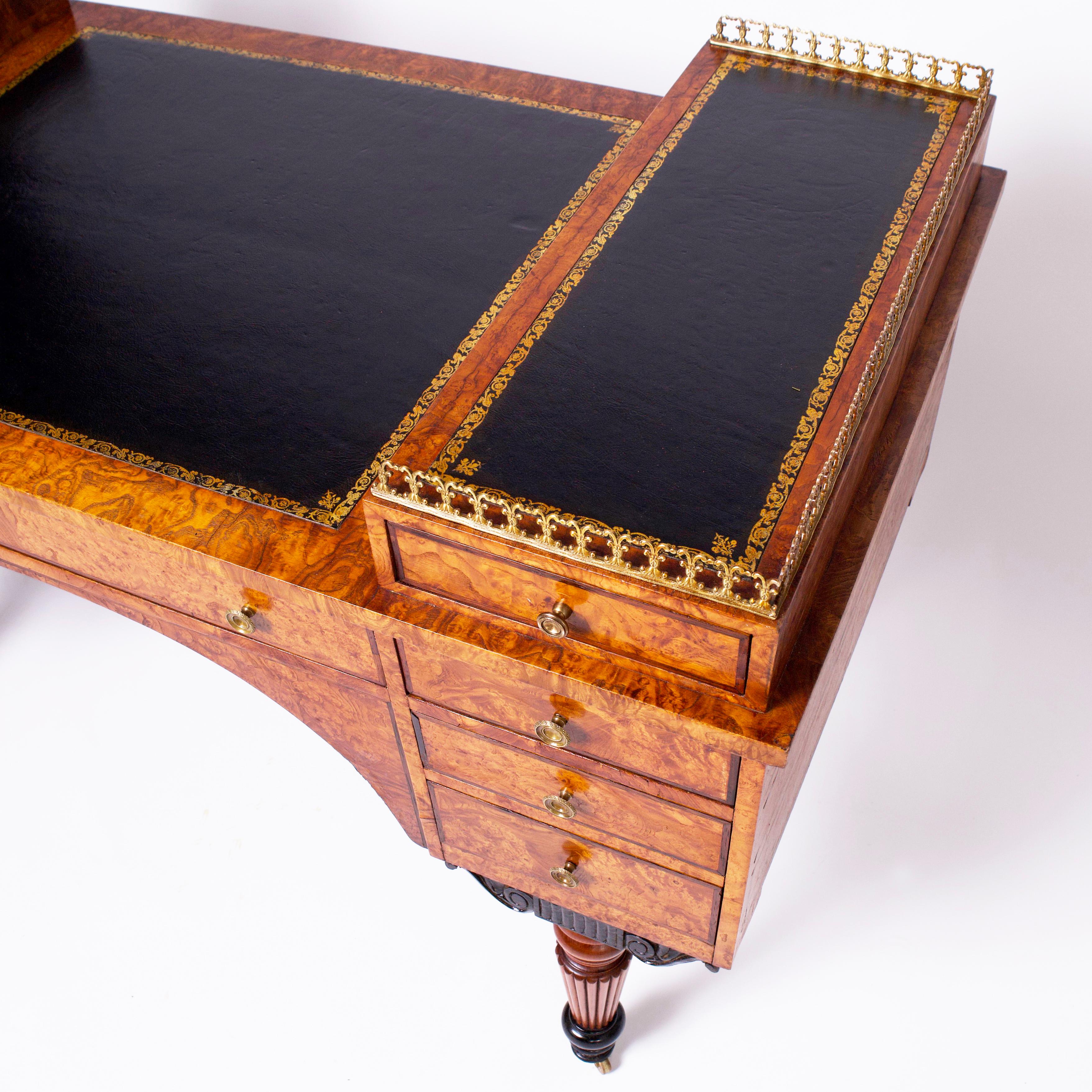 Antique French Restauración Período Escritorio de cuero con tapa de olmo burled Hecho a mano en venta