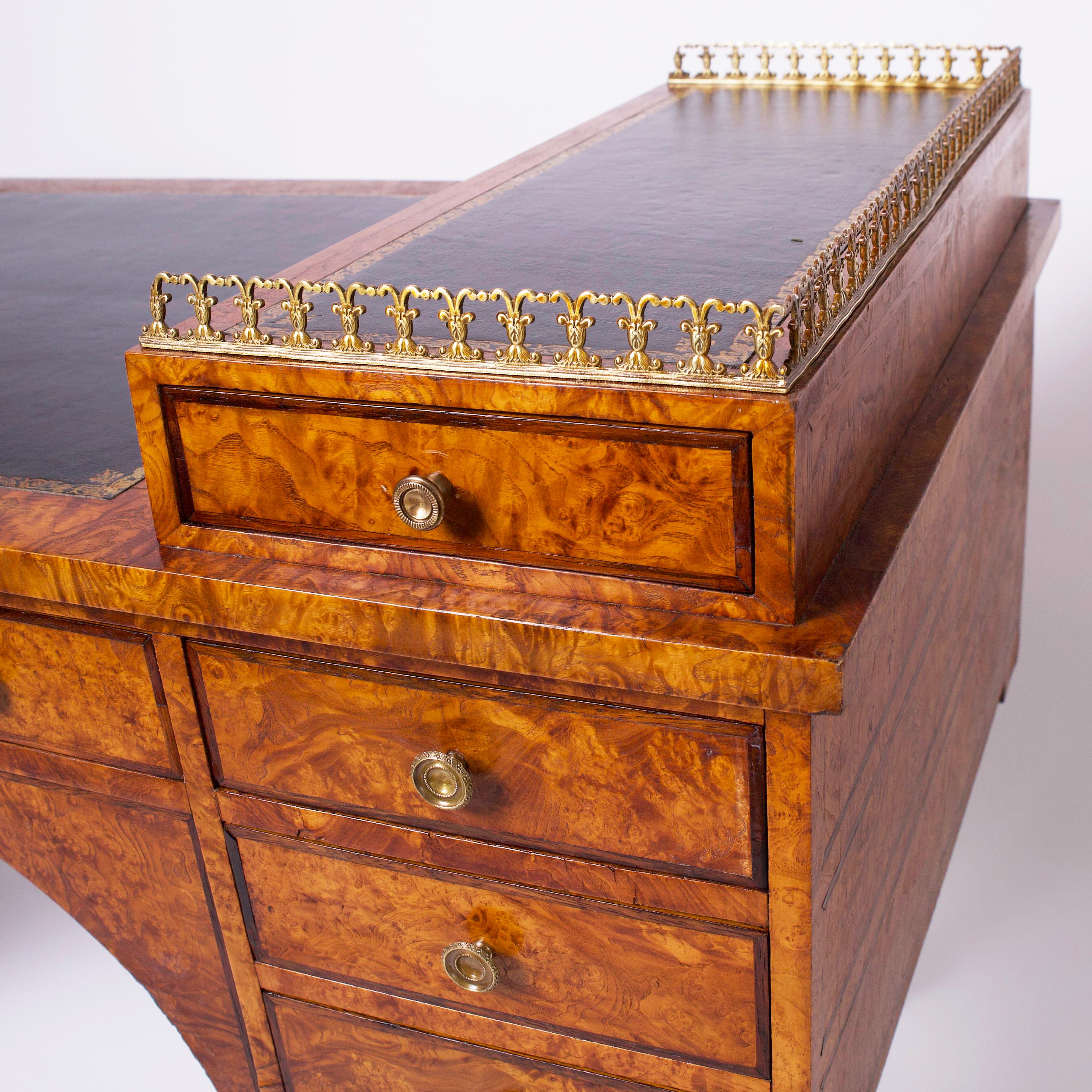 Antique French Restauración Período Escritorio de cuero con tapa de olmo burled en Bueno estado para la venta en Palm Beach, FL