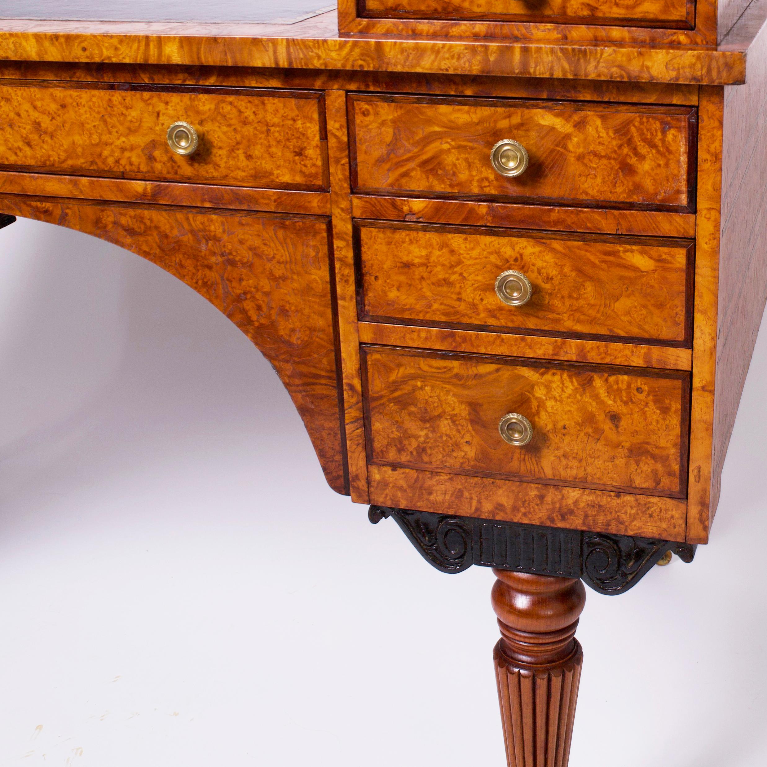 Antique French Restauración Período Escritorio de cuero con tapa de olmo burled siglo XIX en venta