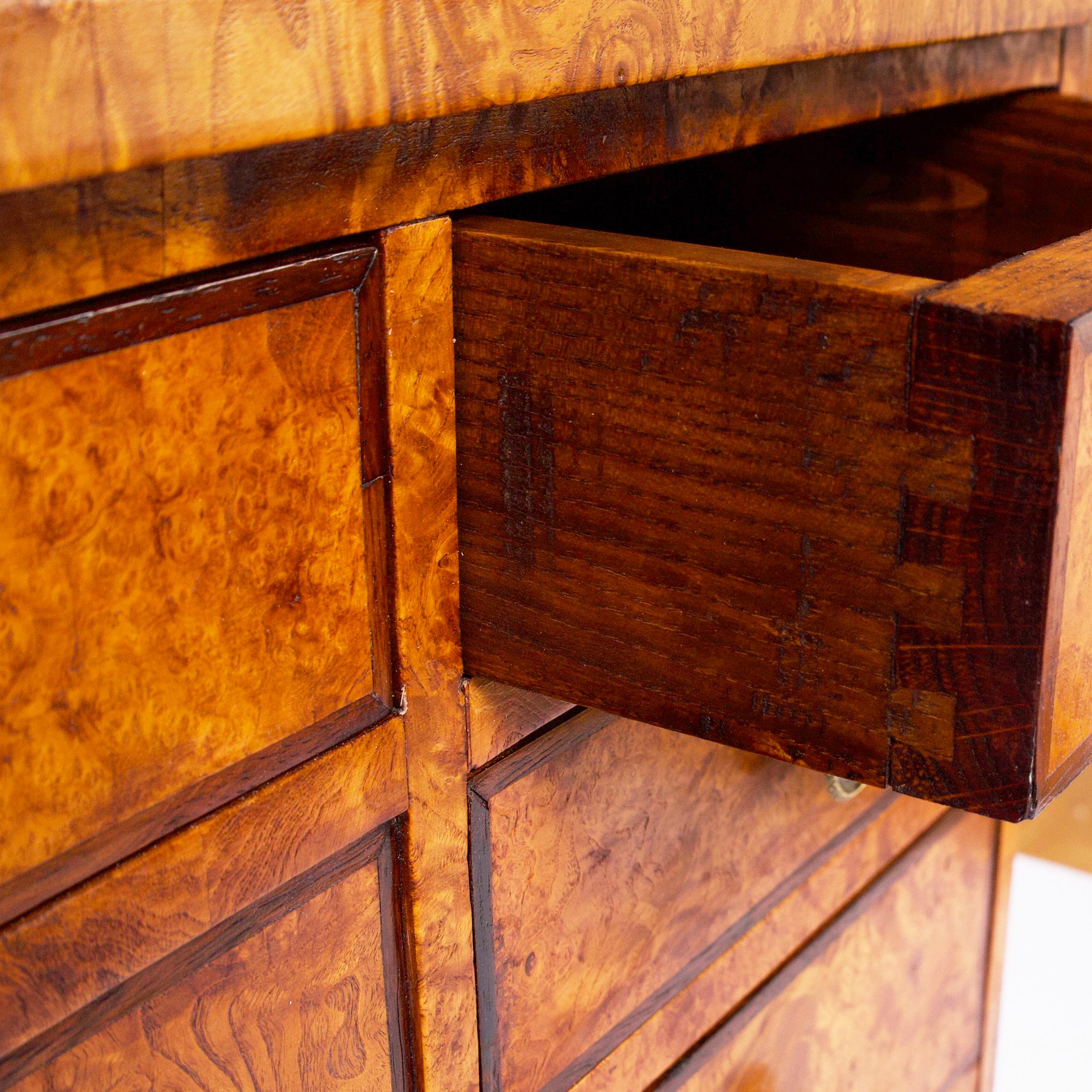 Antique French Restauración Período Escritorio de cuero con tapa de olmo burled Olmo en venta