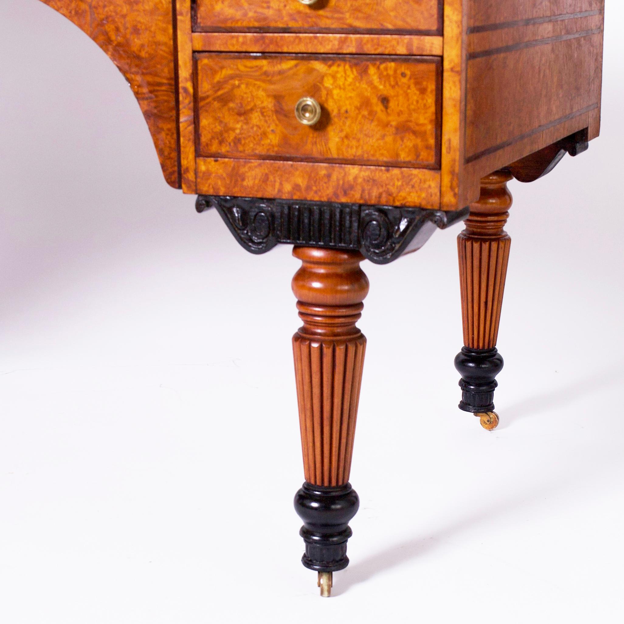 Antique French Restauración Período Escritorio de cuero con tapa de olmo burled en venta 1