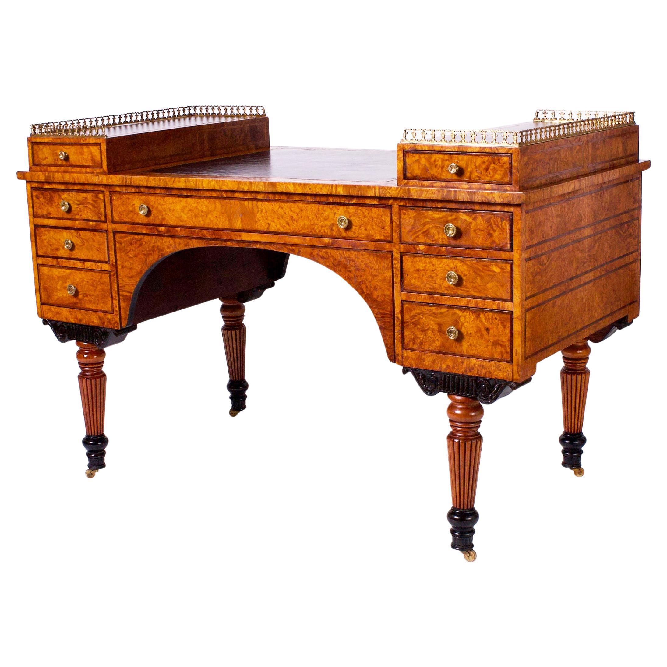 Antique French Restauración Período Escritorio de cuero con tapa de olmo burled en venta