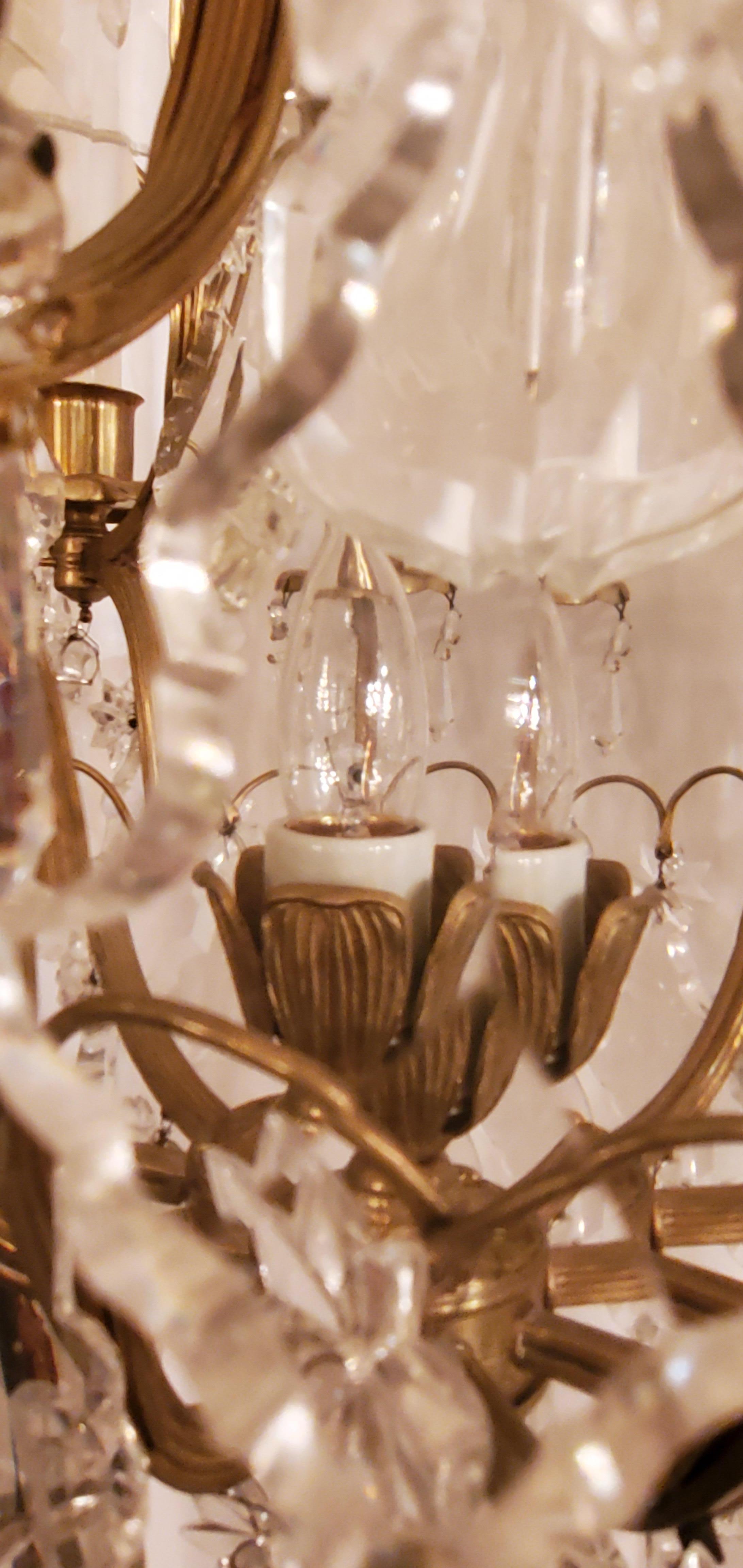 Français Lustre français ancien richement drapé en cristal de Baccarat et bronze doré en vente