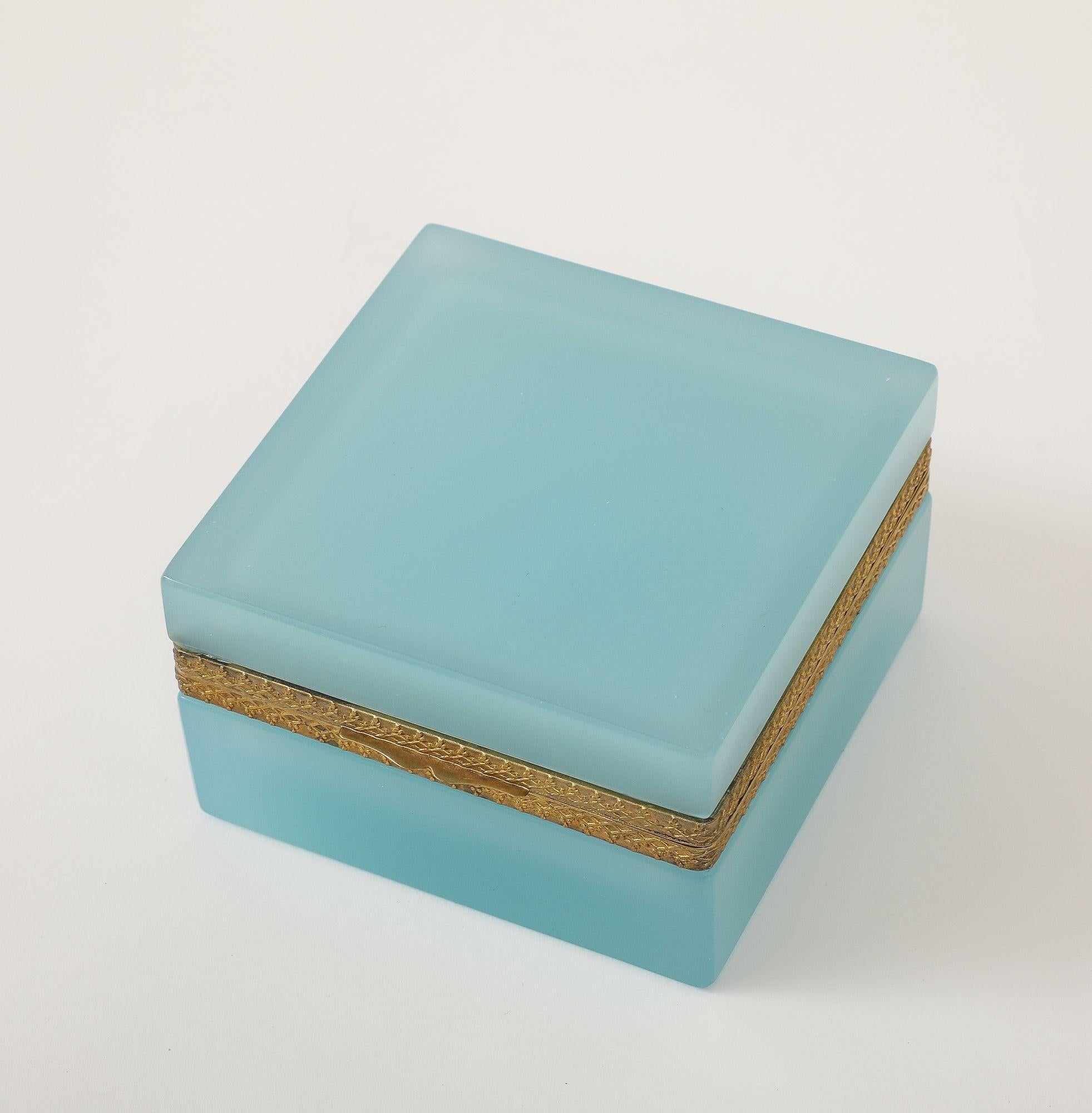 Antique French Opaline Blue Robin's Egg Square Box with Fancy Mounts, 1900 en vente 4